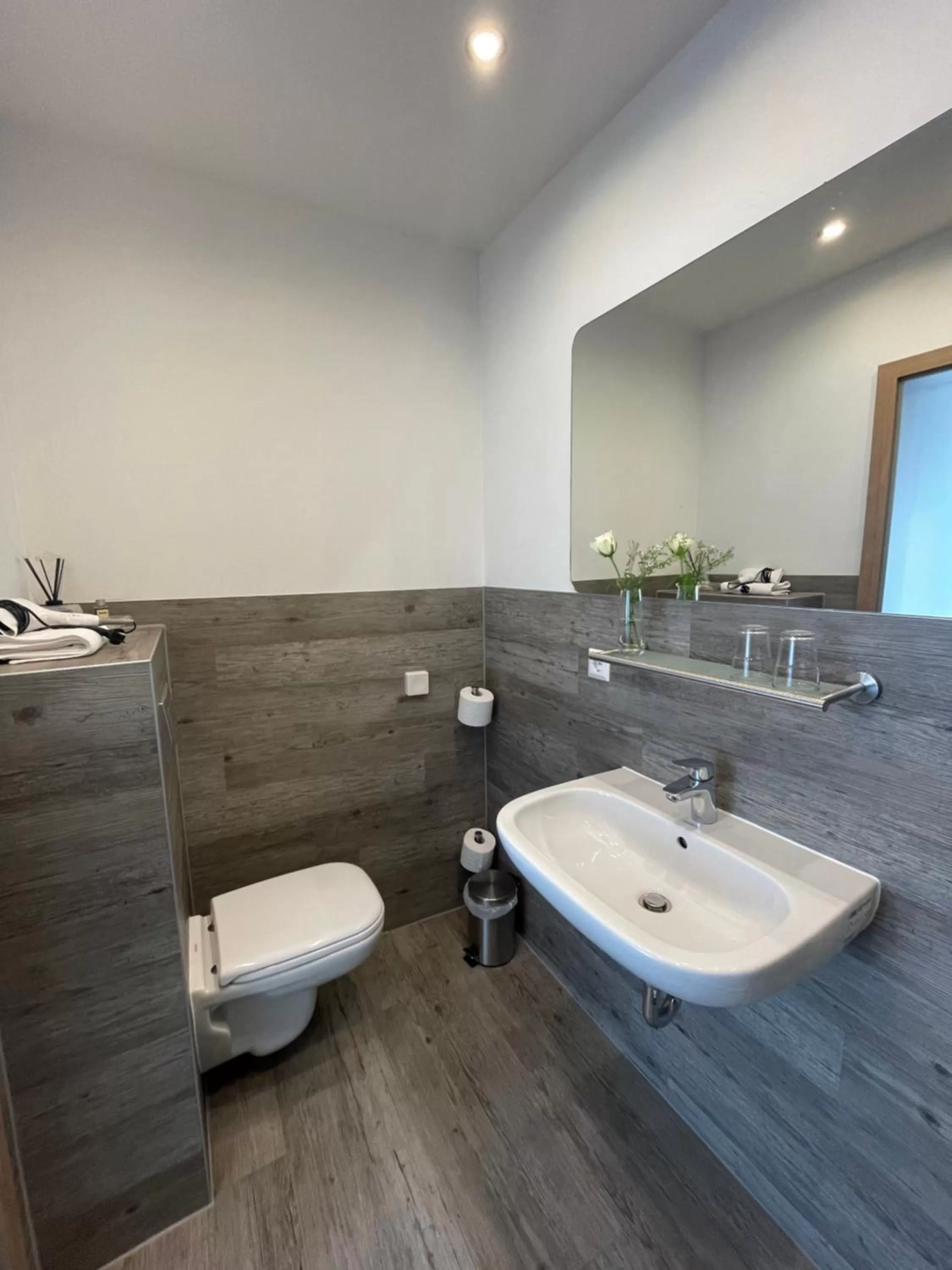 Bathroom in "Zur Altstadt - Am Fuße der Osterburg" Gaststätte, Pension, FEWO