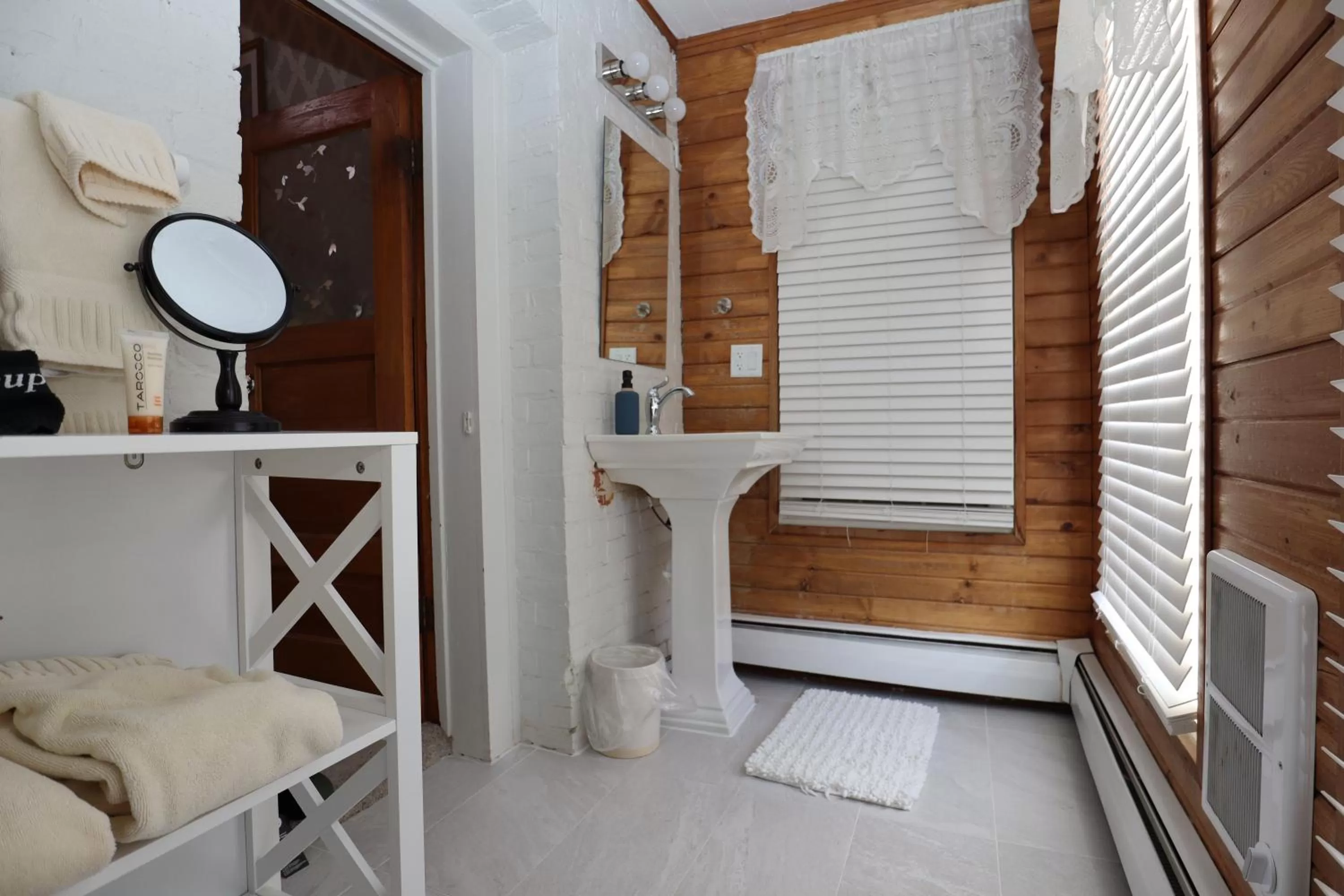 Bed in Cloran Mansion Bed & Breakfast