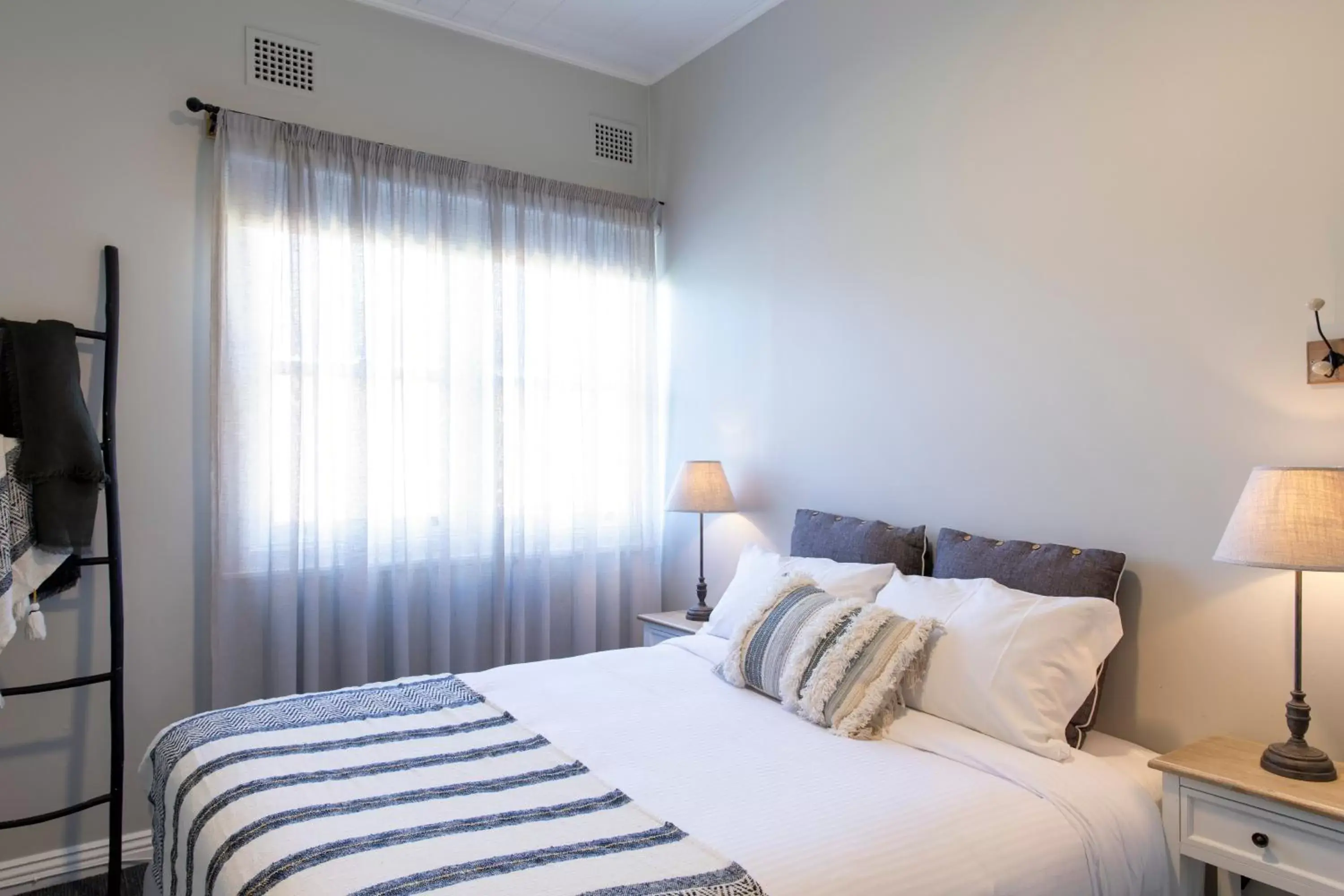 Queen Room in Robertson Public House and Kitchen Queen Room in Robertson Public House and Kitchen