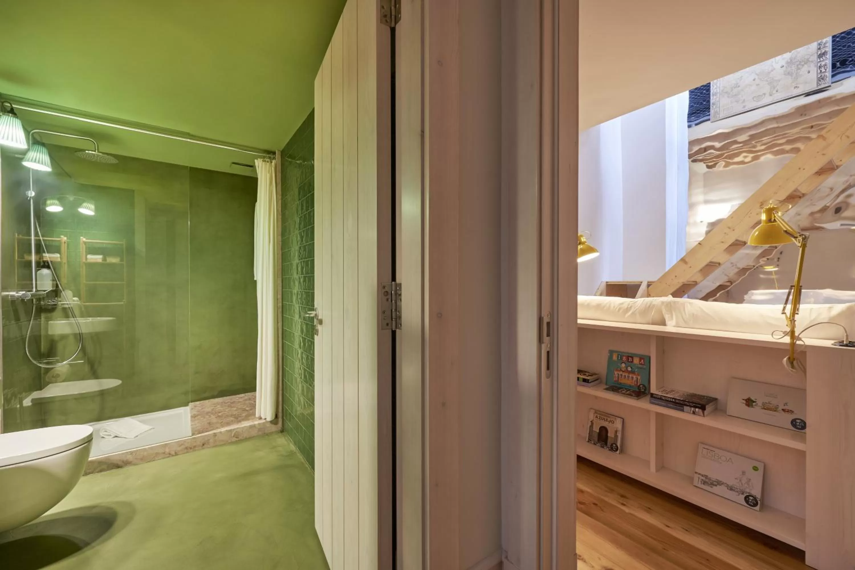 Shower, Bed in Cais Urban Lodge
