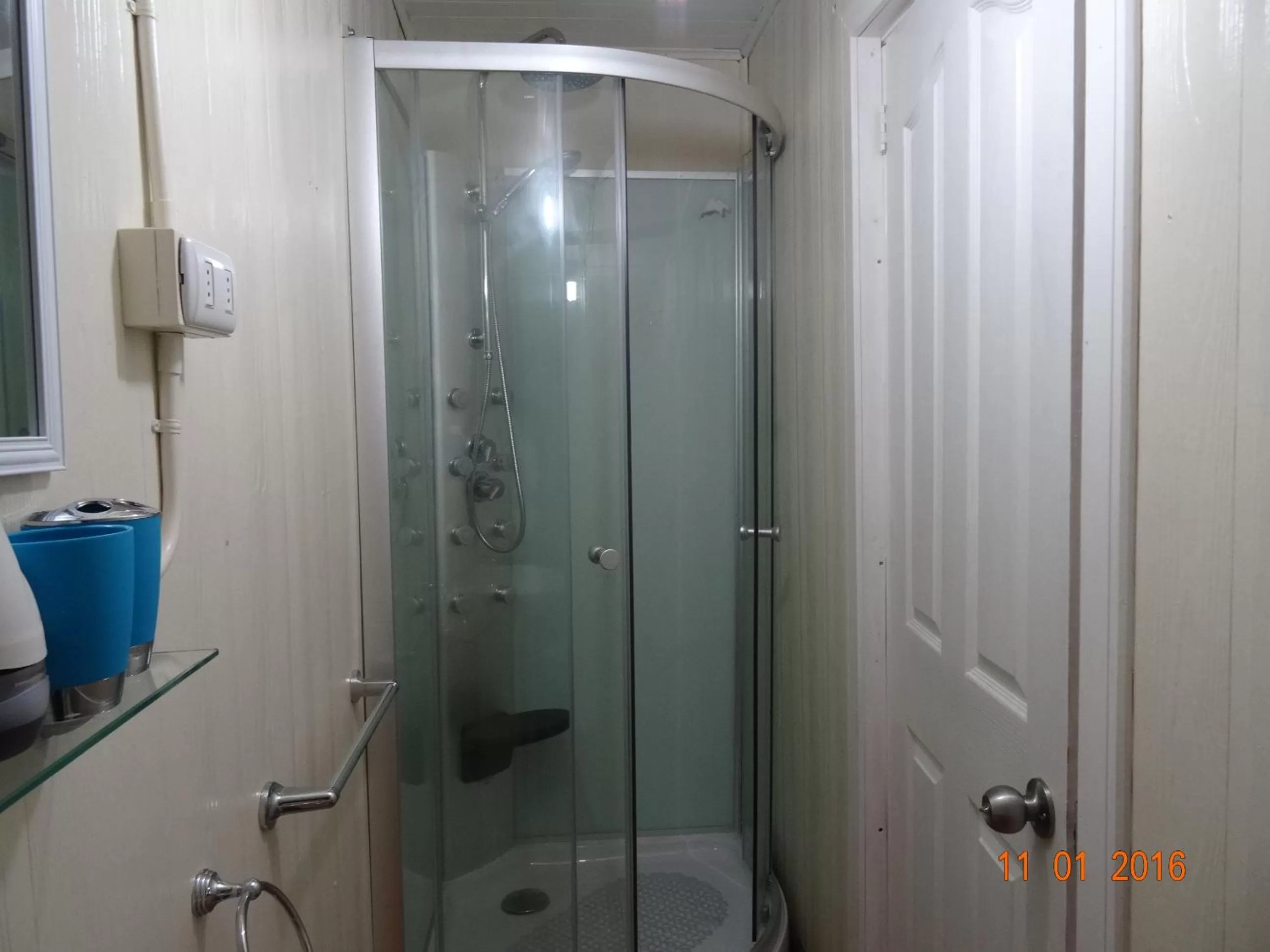 Shower, Bathroom in Hostal Triwe