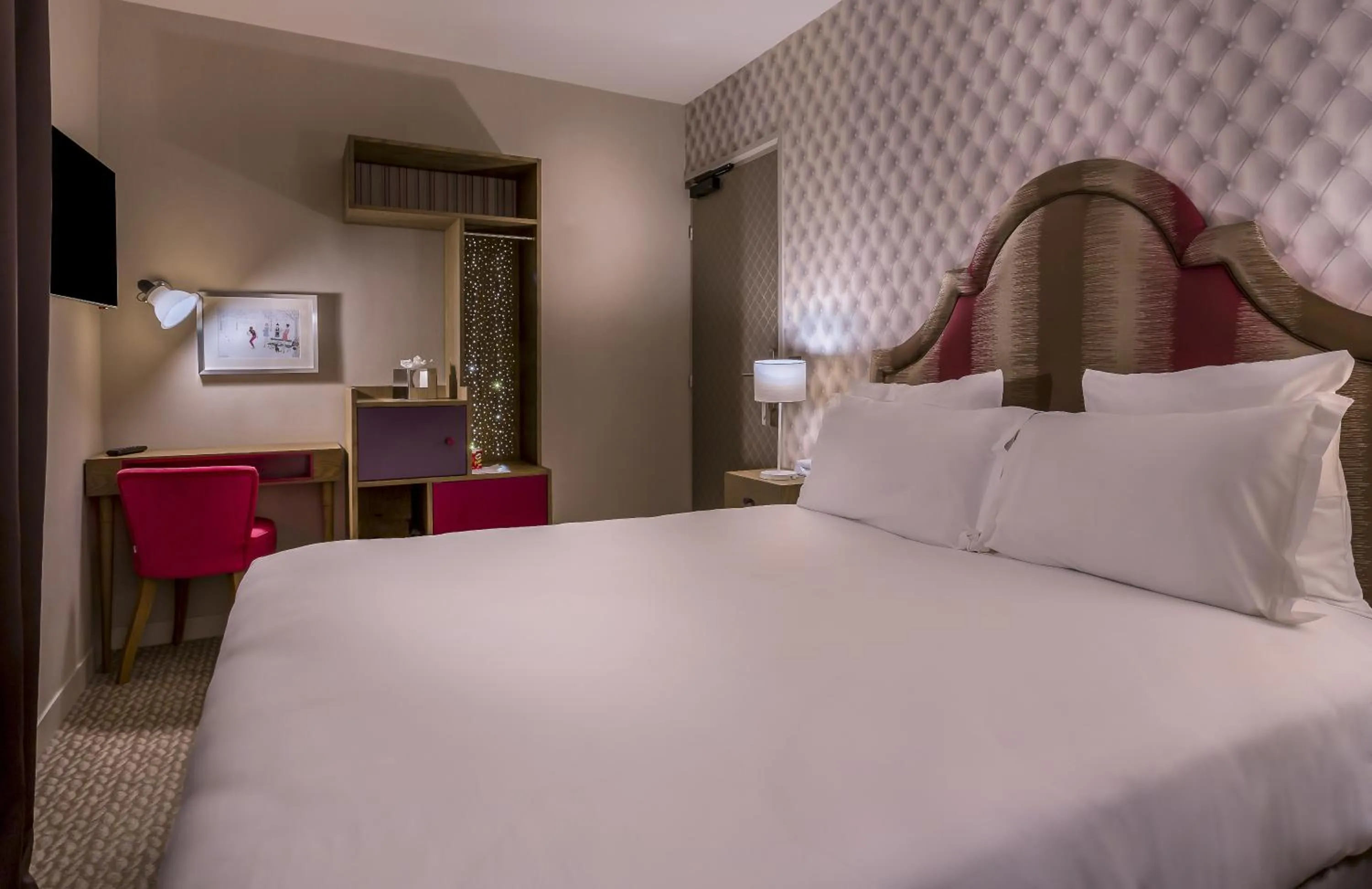 Bedroom, Bed in Hôtel La Parizienne - Proche Montparnasse