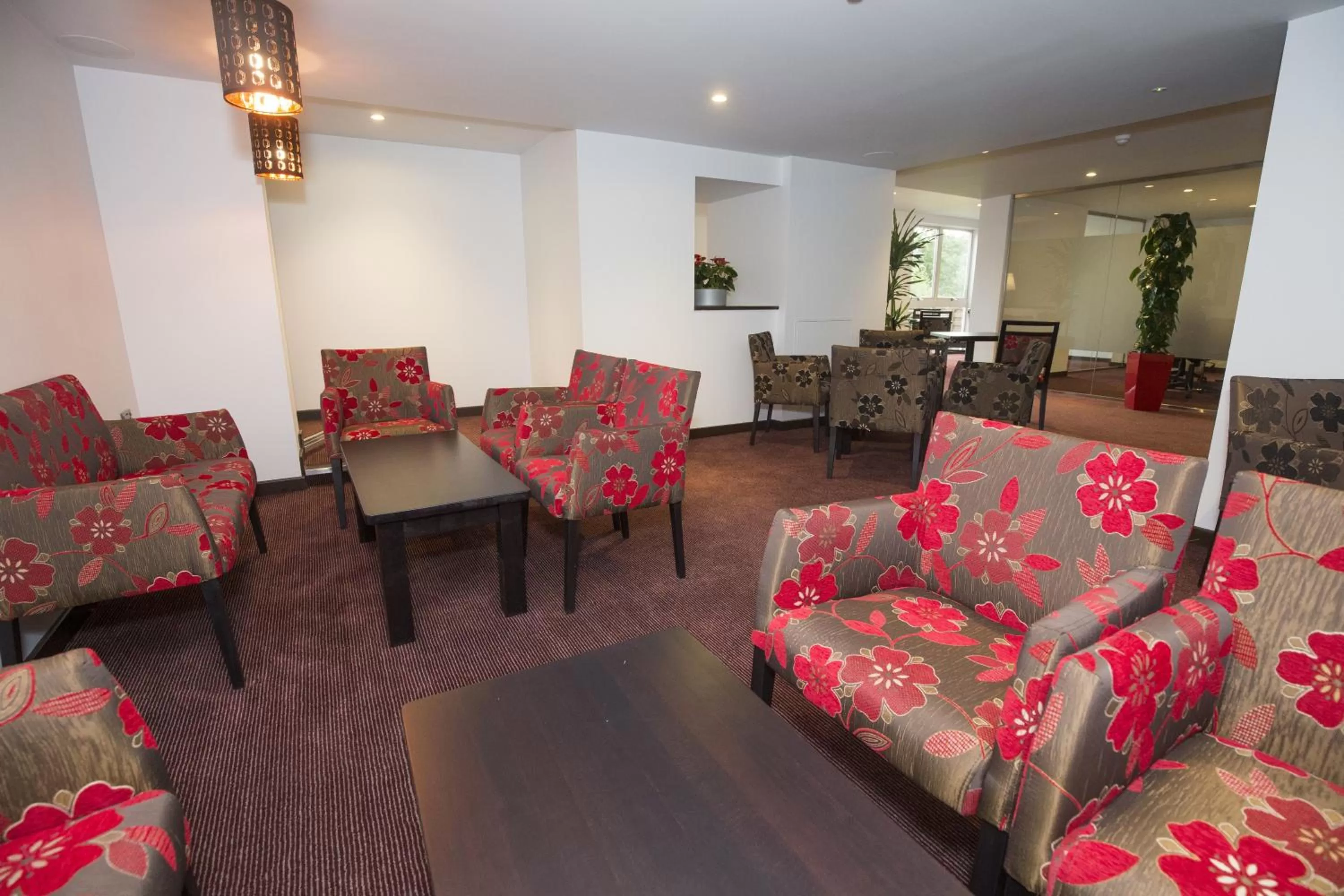 Lounge or bar in Ramada Milton Keynes
