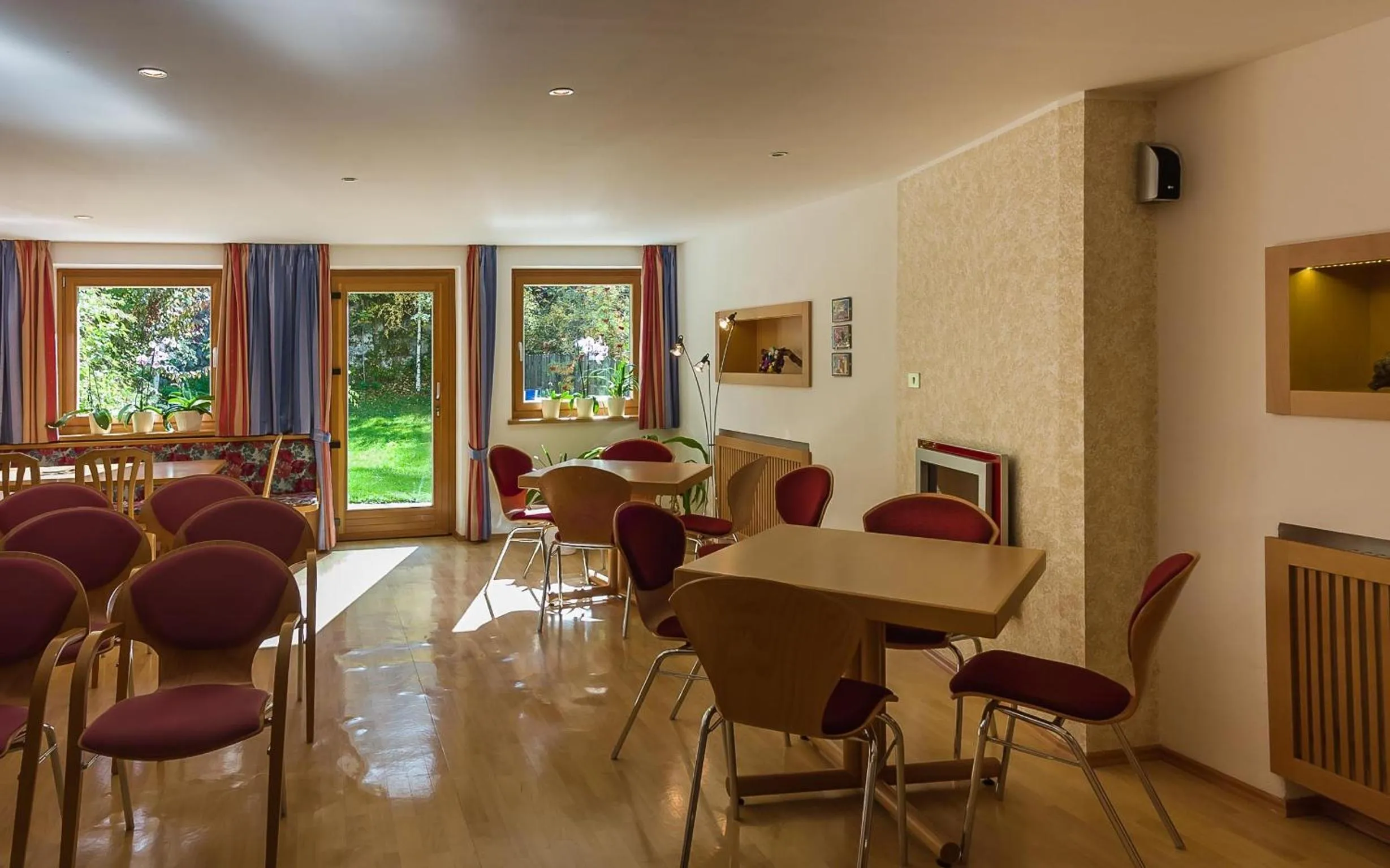 Communal lounge/ TV room in Hotel ADLER Carezza