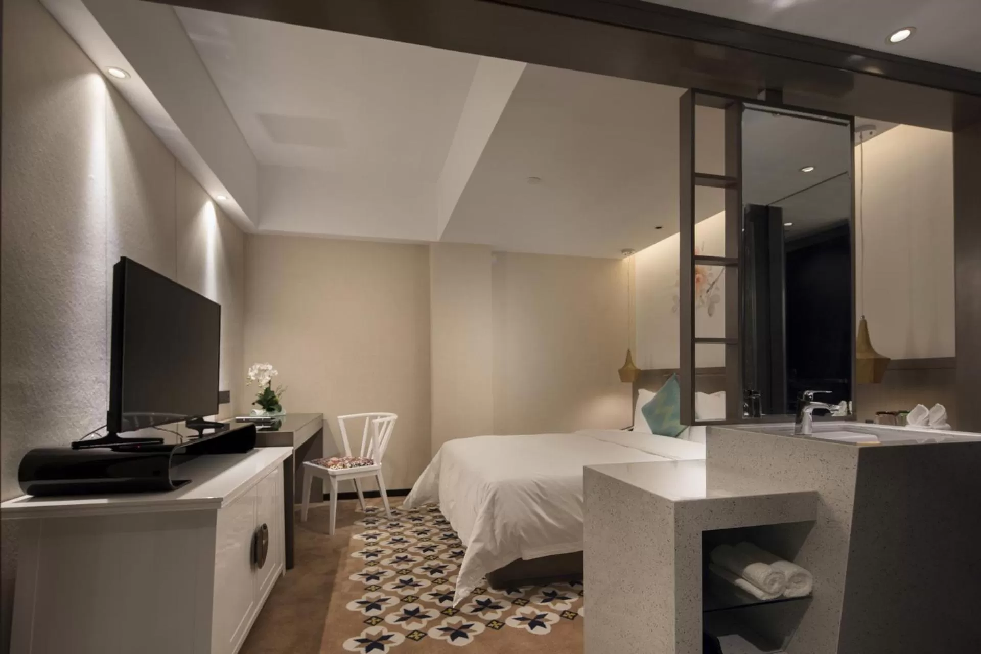 Photo of the whole room, Bed in Paco Hotel Dongpu Guanghzou -Free Shuttle Bus for Canton Fair