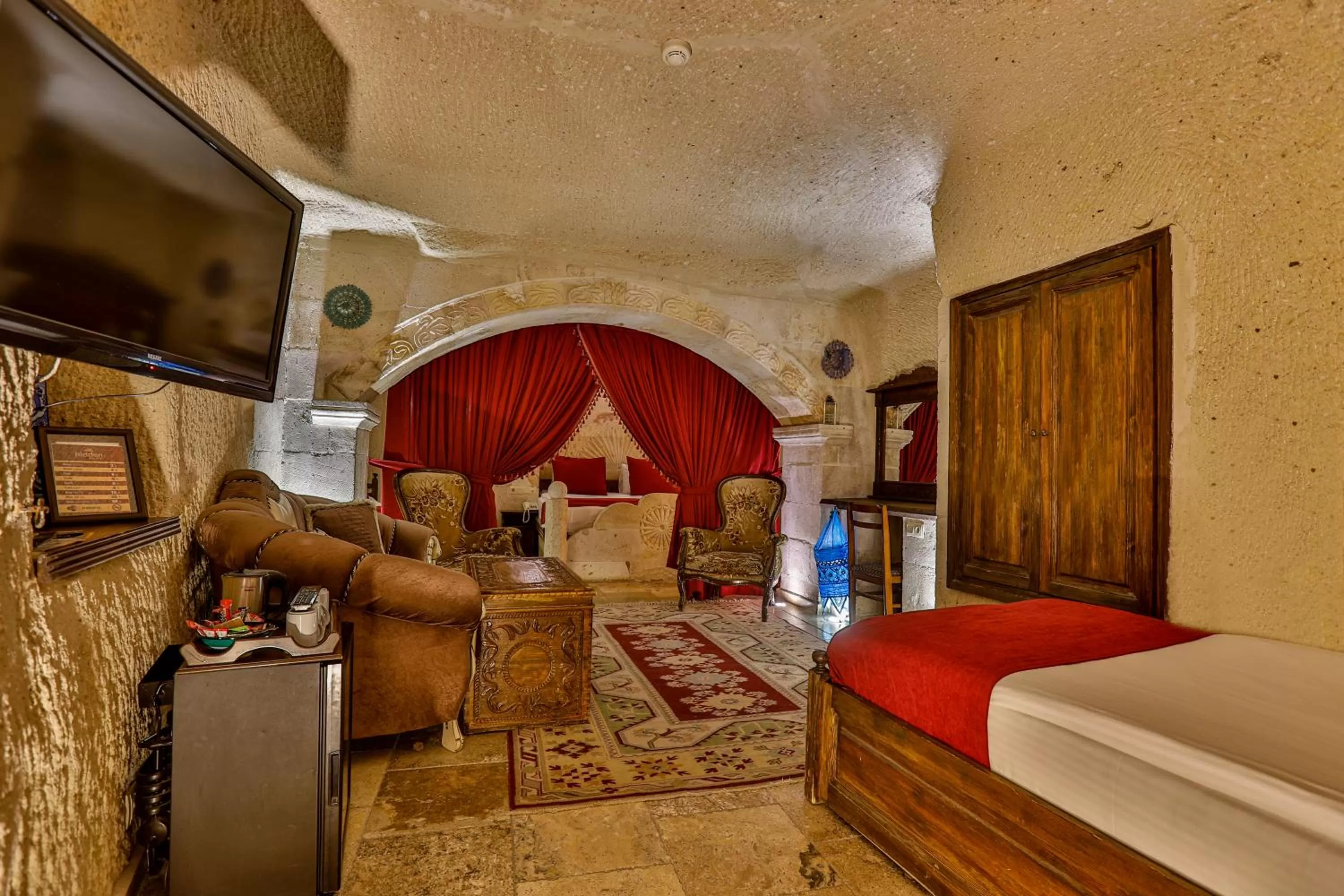 Photo of the whole room, Bed in Hidden Cave Hotel