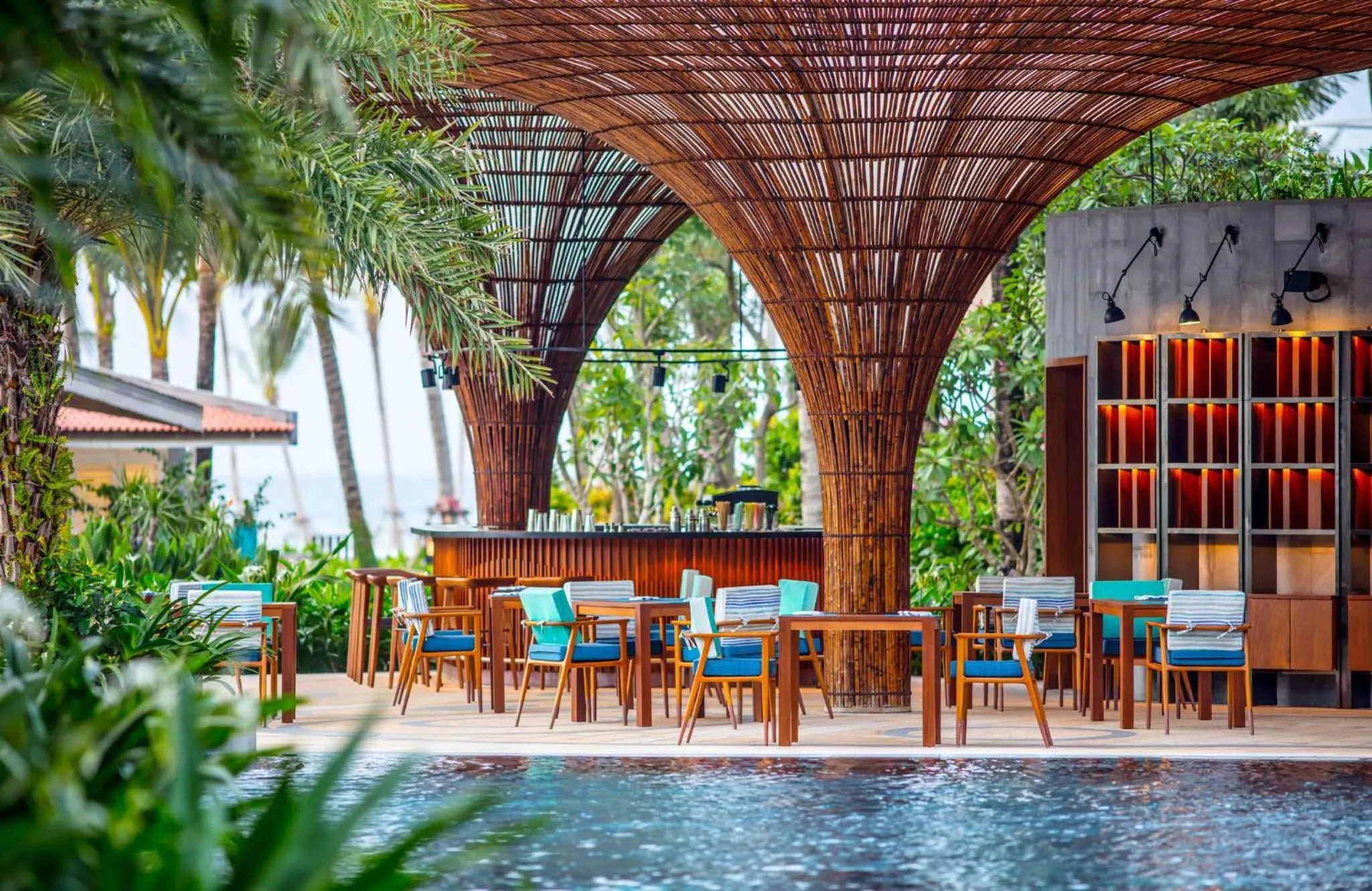 Lounge or bar in InterContinental Phu Quoc Long Beach Resort by IHG