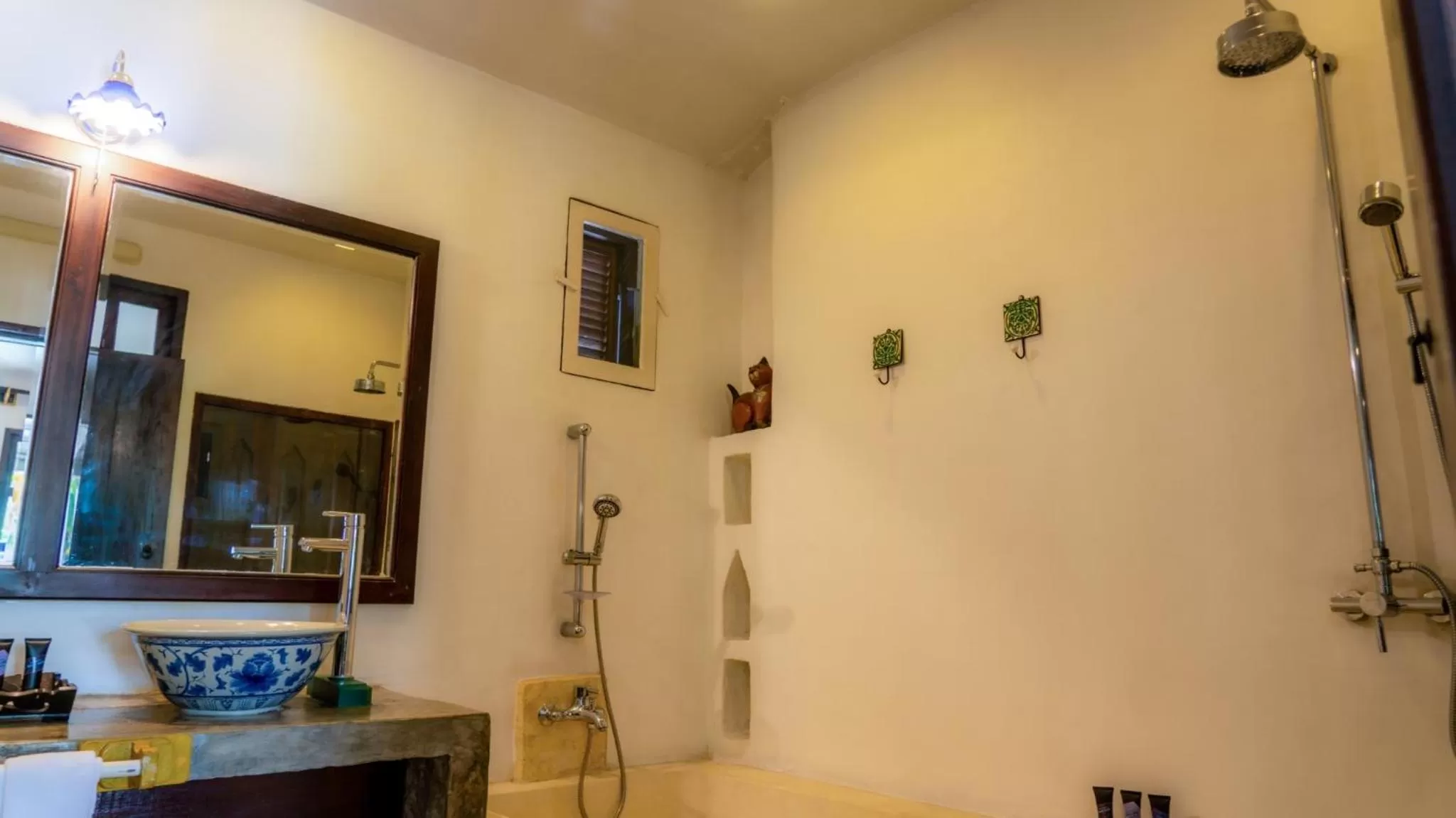 Shower, TV/Entertainment Center in Cheva Gallery Boutique Hotel