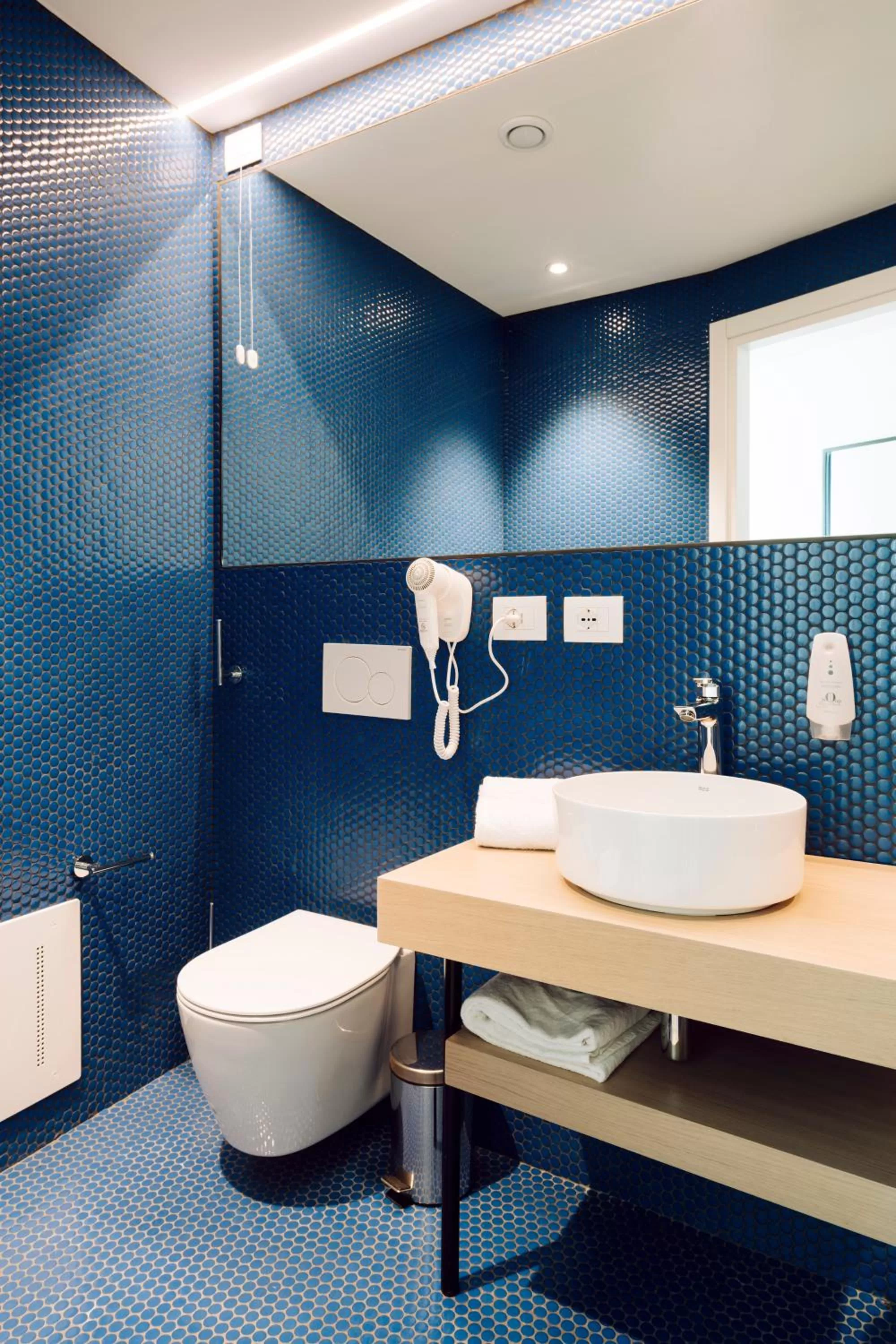 Shower in Air Rooms Rome Airport by HelloSky