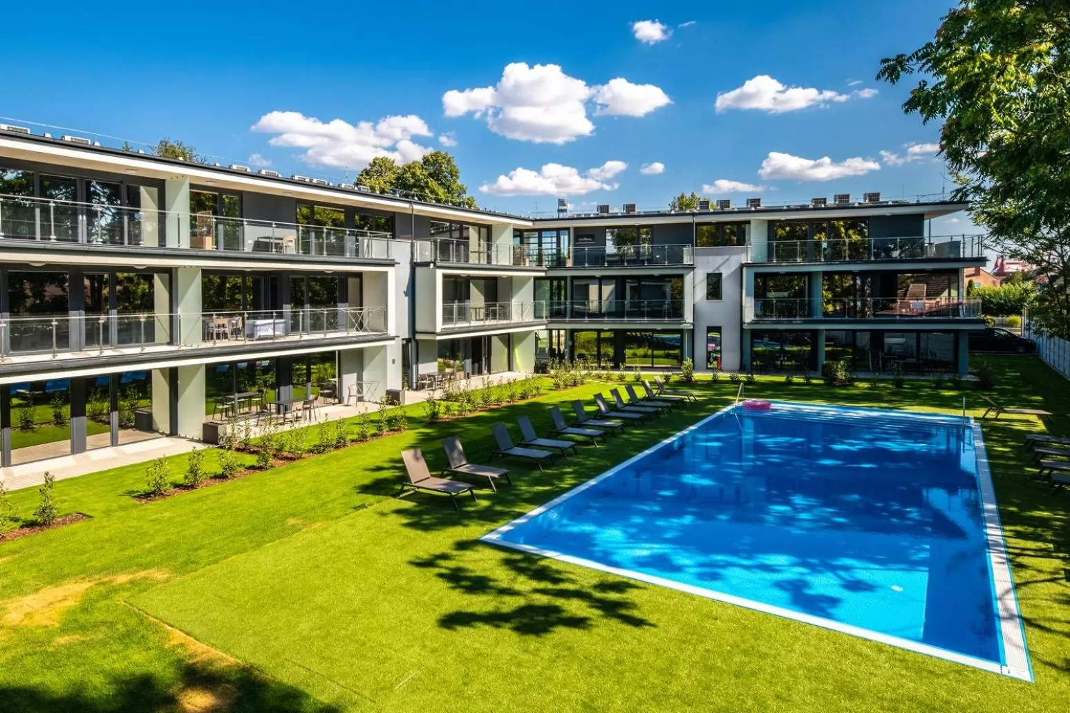 Swimming Pool in H55