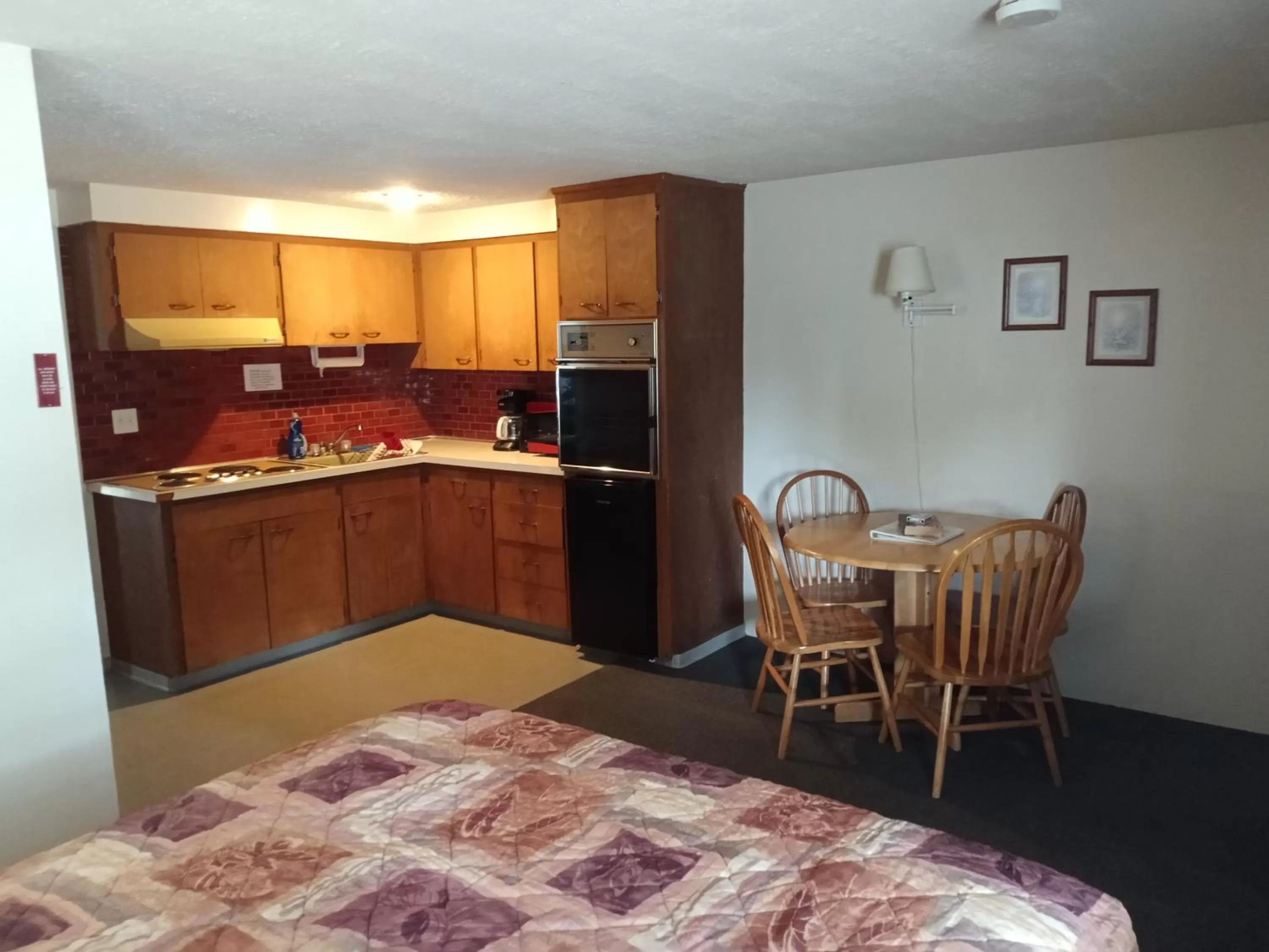 Kitchen or kitchenette, Kitchen/Kitchenette in Eight Bar B Motel