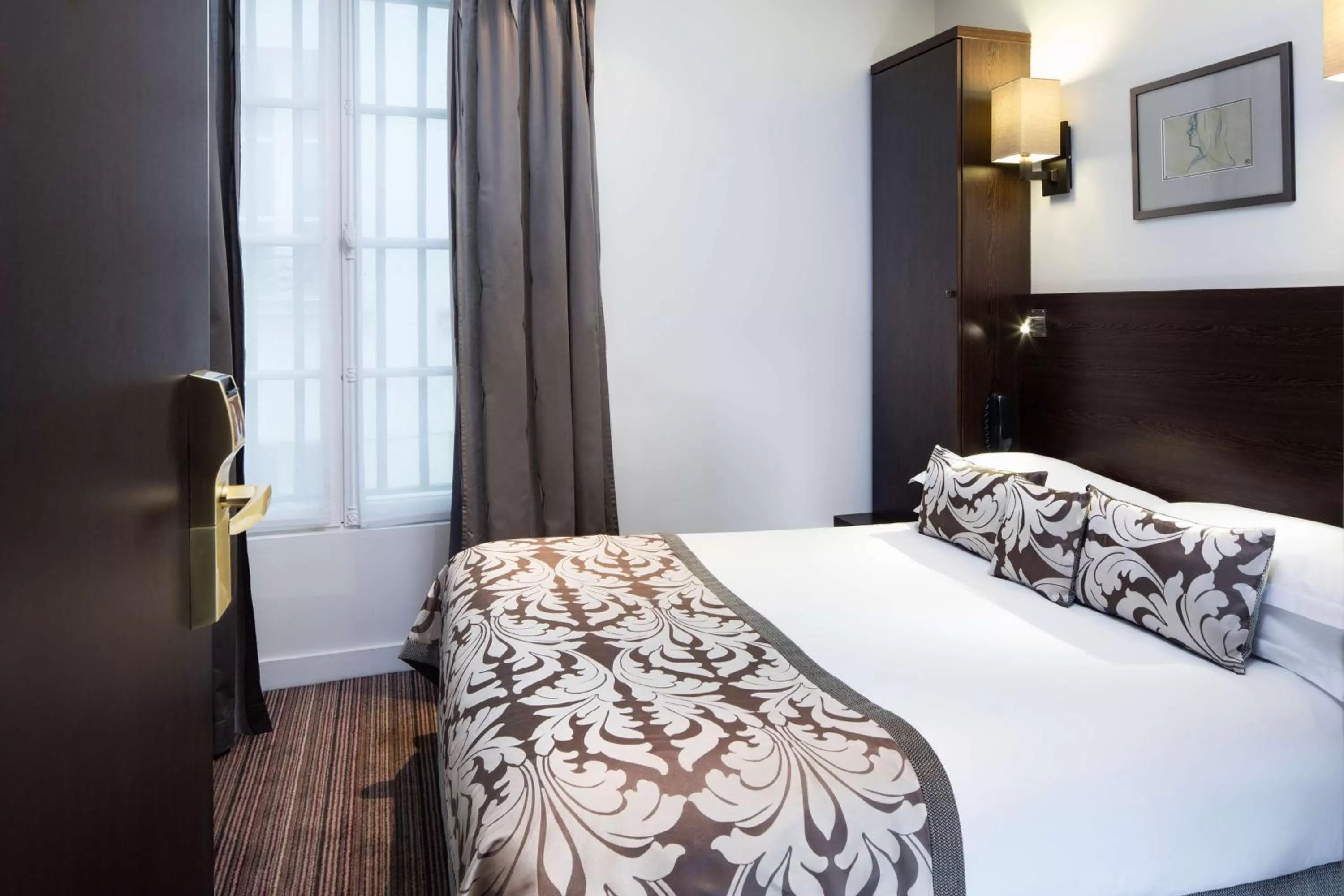 Photo of the whole room, Bed in Hôtel Paris Louvre Opéra