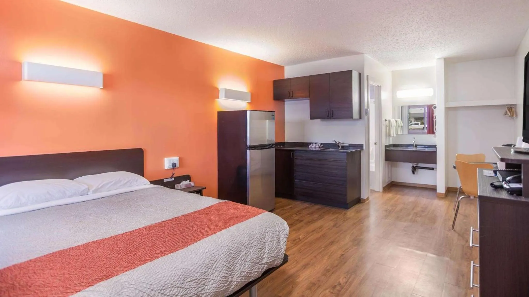 TV and multimedia in Motel Bo-Camrose, AB