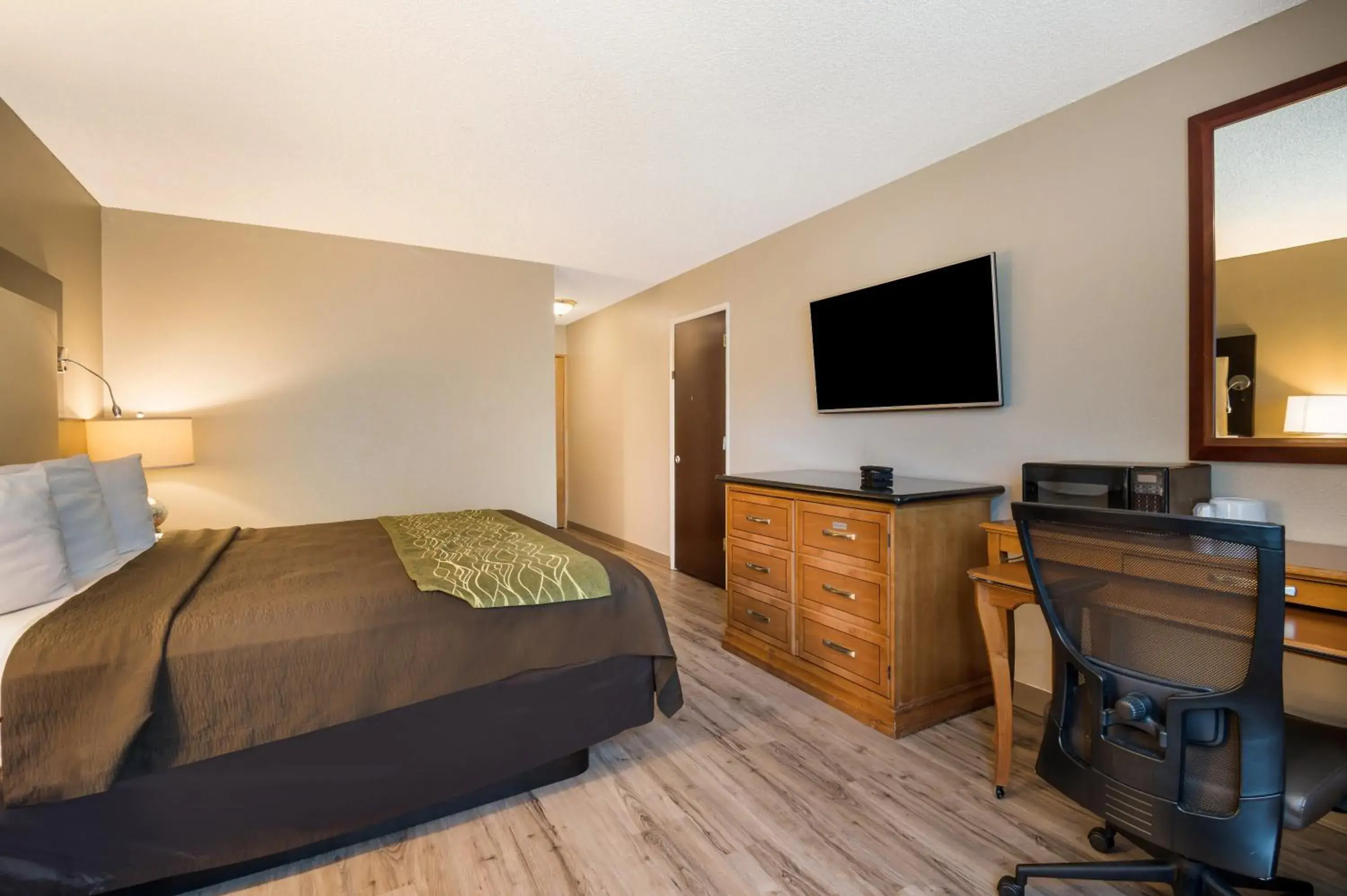 Choice King Room - Accessible/Non-Smoking in Rodeway Inn & Suites Hwy 217 & 26 W Choice King Room - Accessible/Non-Smoking in Rodeway Inn & Suites Hwy 217 & 26 W