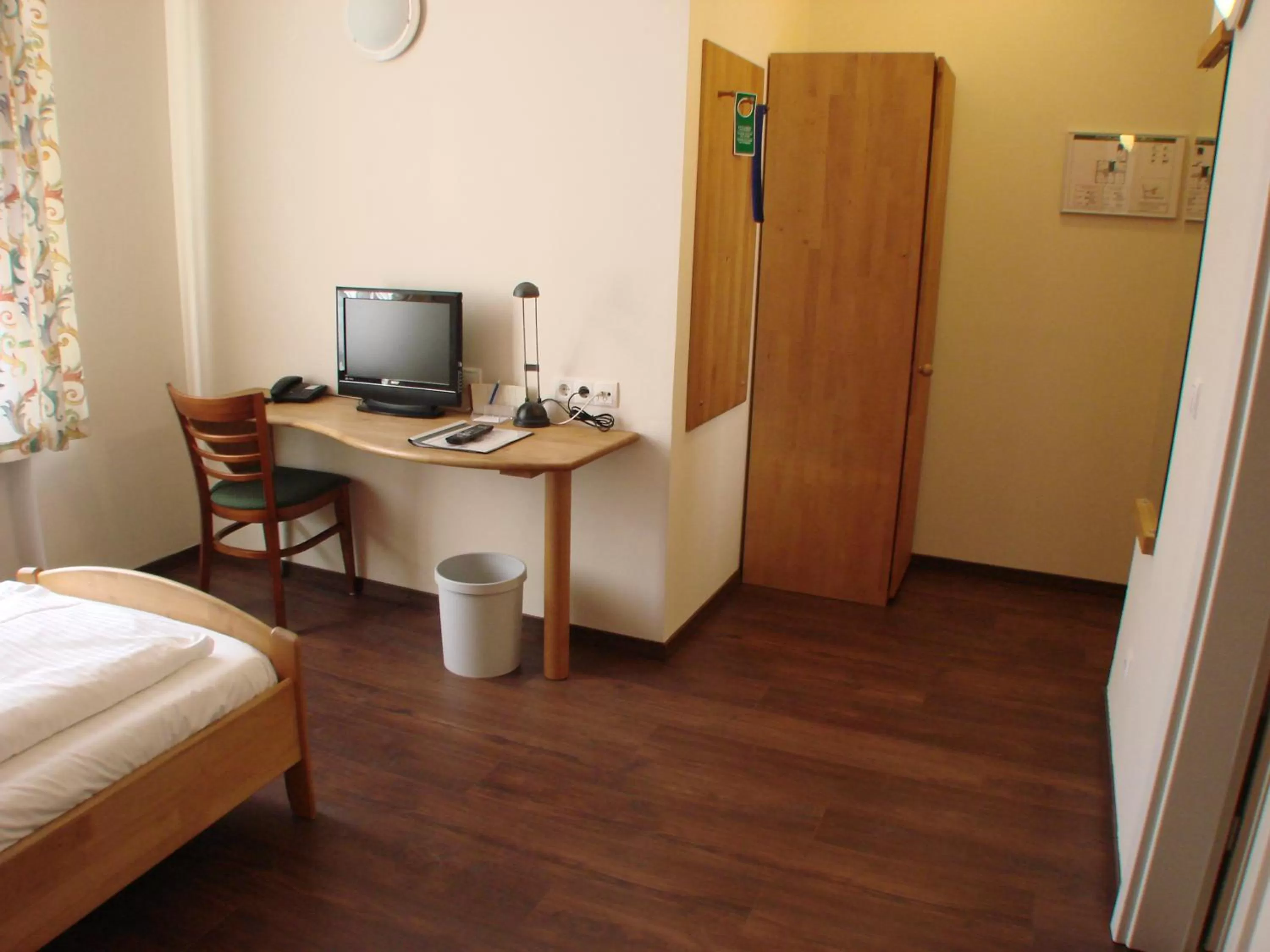 Photo of the whole room, TV/Entertainment Center in Altstadt Hotel