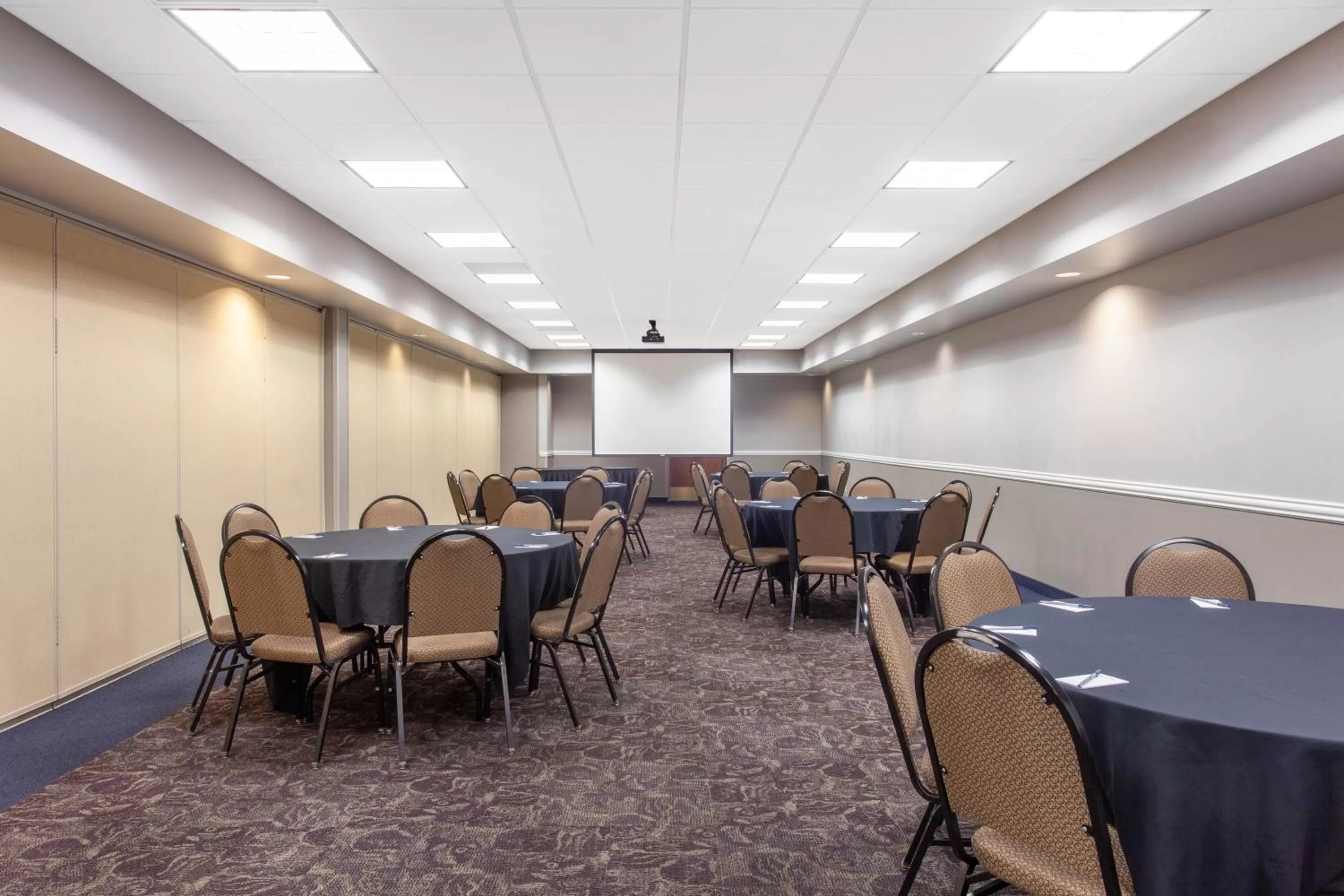 Business facilities in AmericInn by Wyndham Mankato Event Center near MSU
