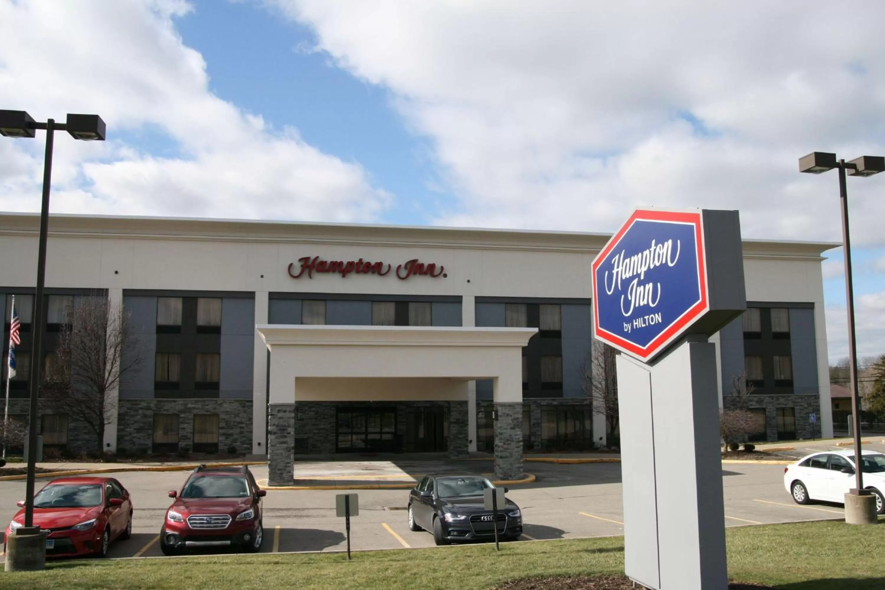 Property building in Hampton Inn Youngstown-North