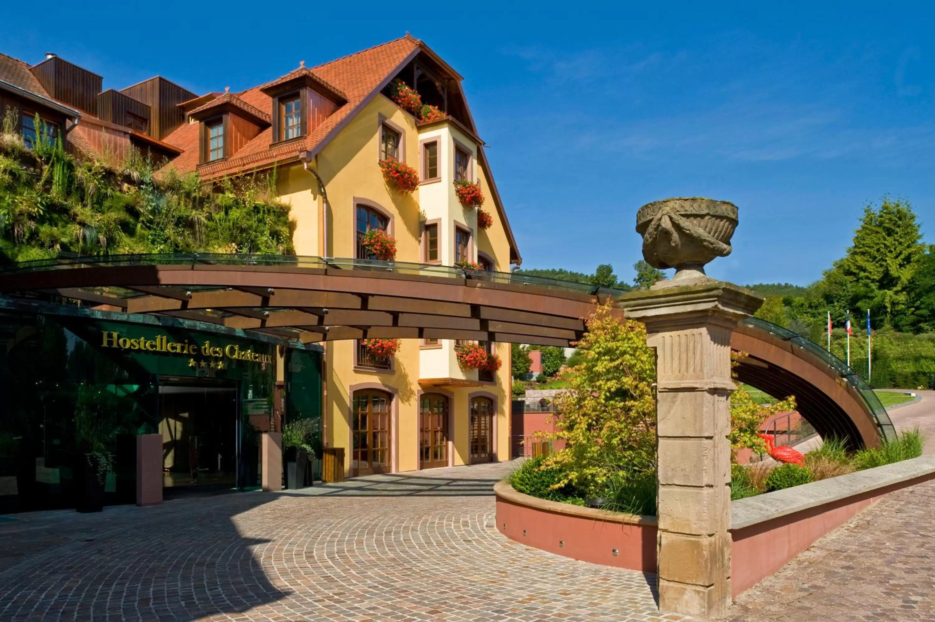 Facade/entrance in Hostellerie Des Châteaux & Spa