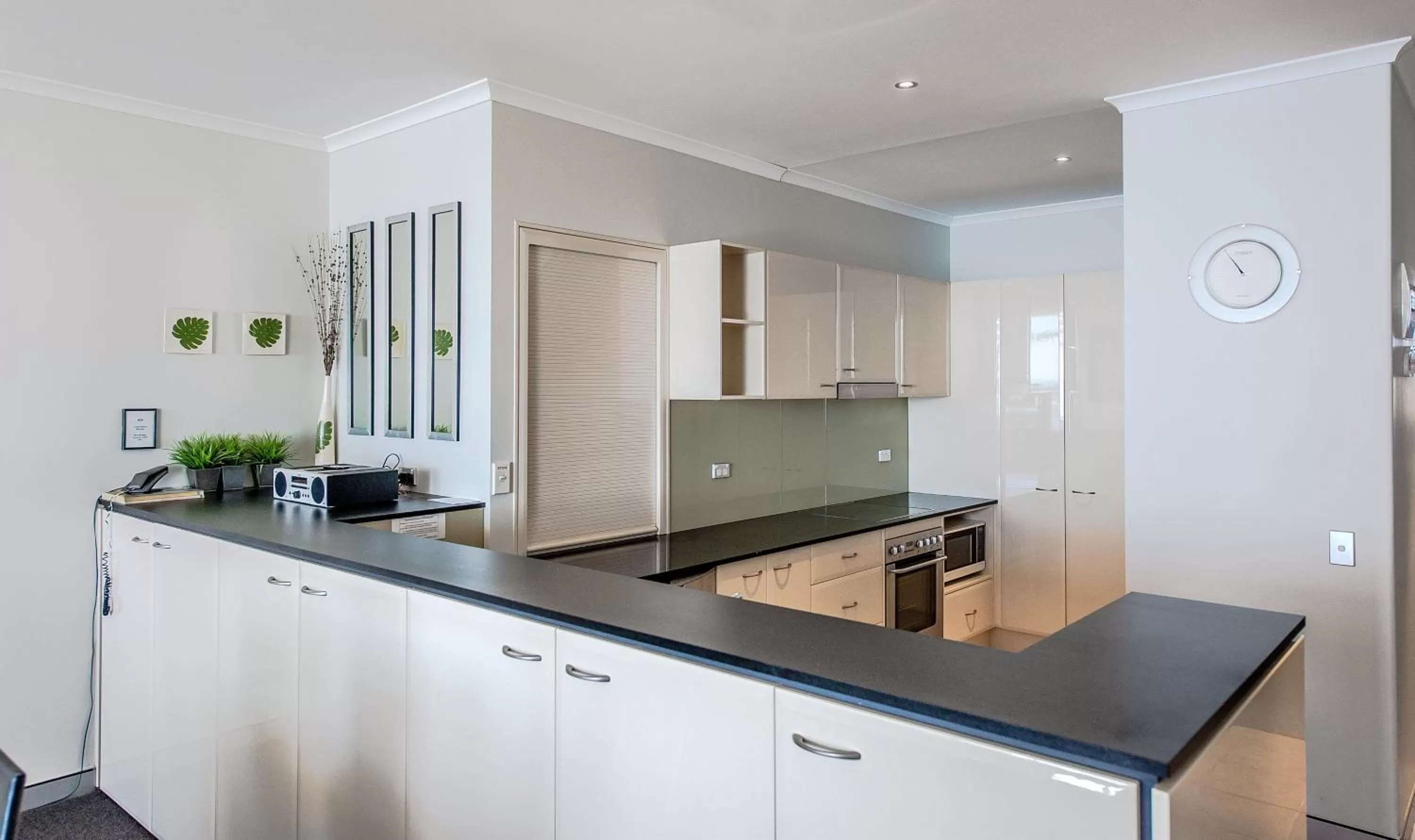 Kitchen or kitchenette in Sandcastle Apartments