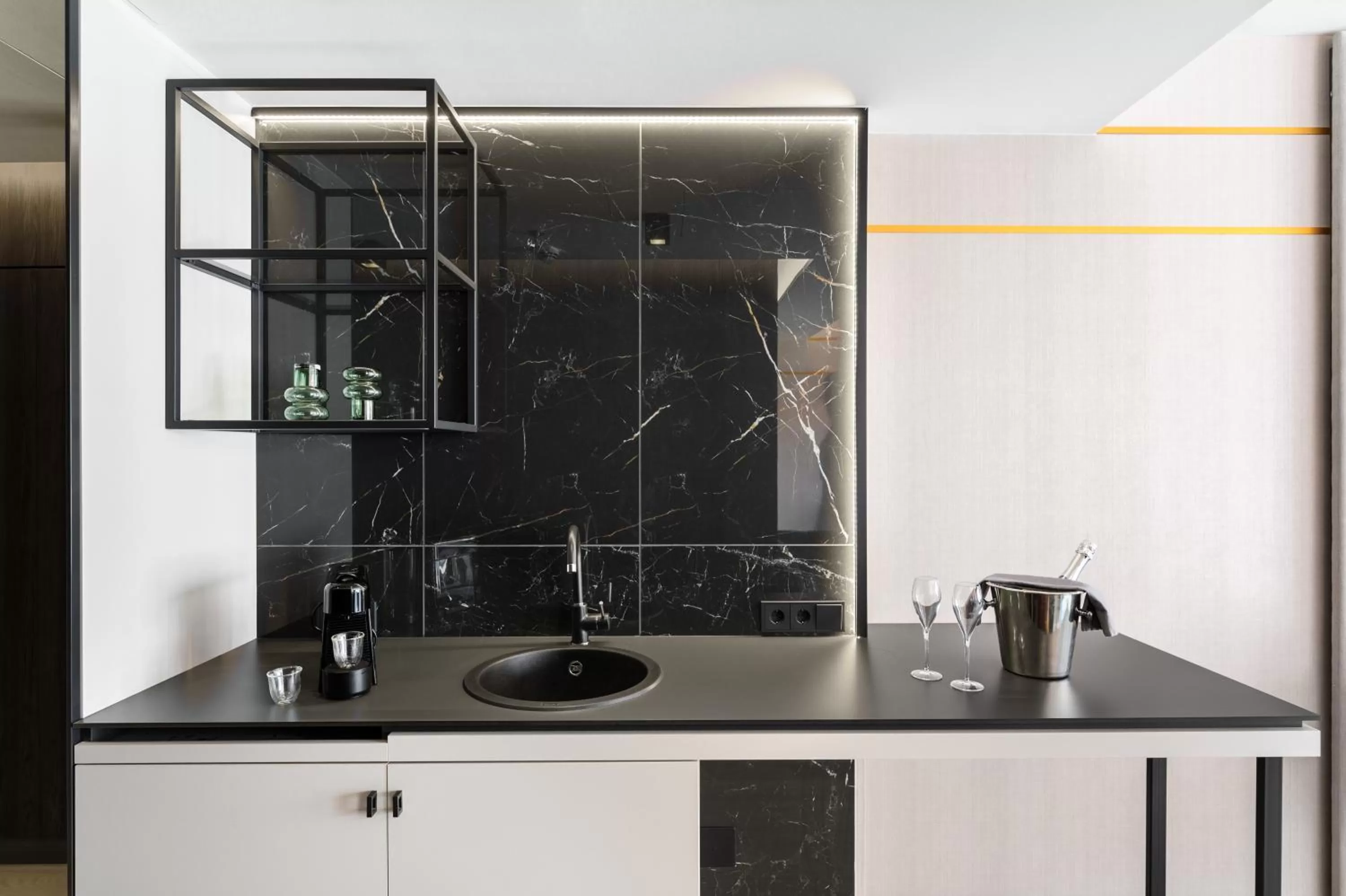 Coffee/tea facilities in Emerald Hotel by Continental Group