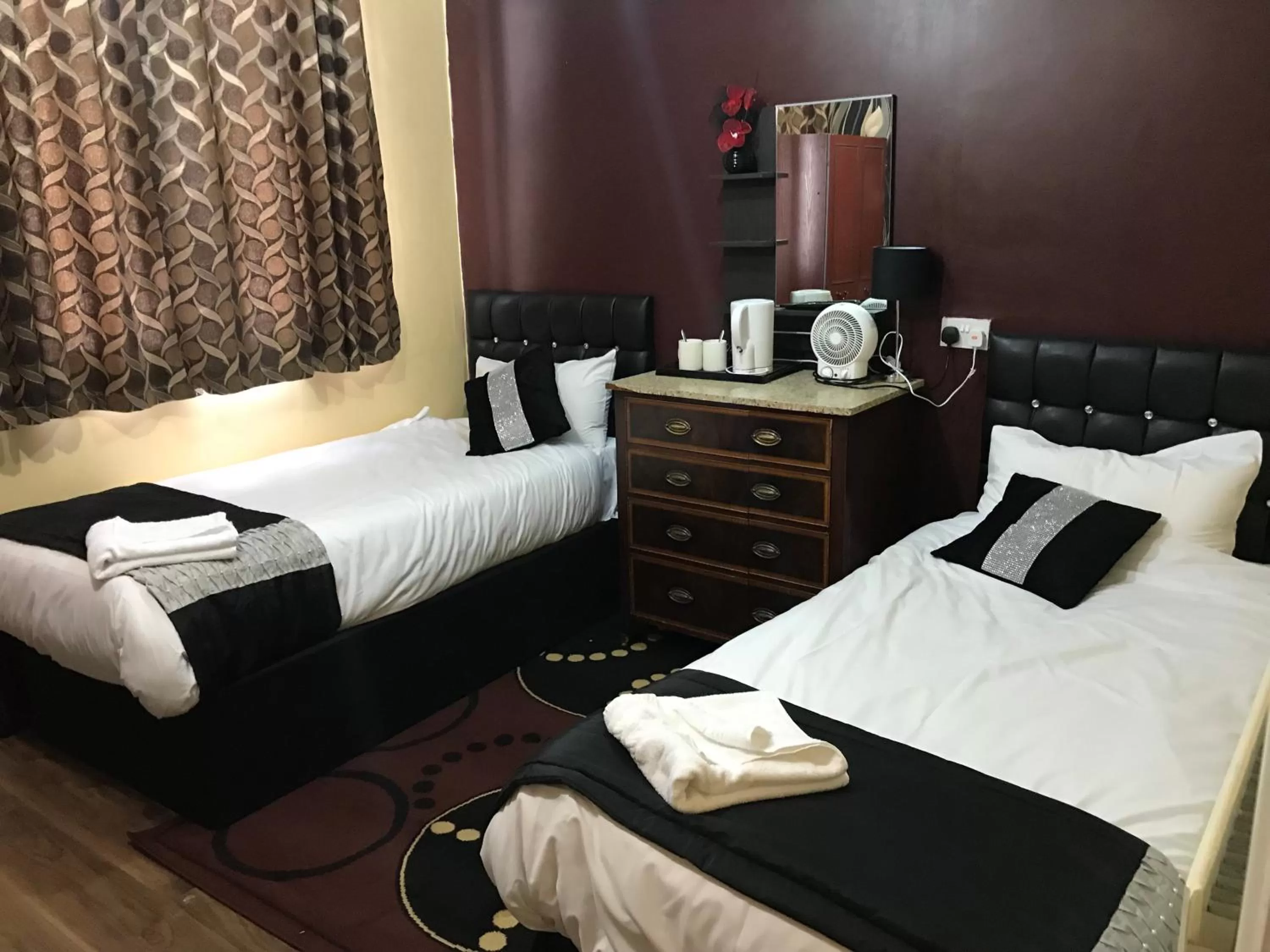 Bedroom, Bed in Pacific Inn London Heathrow