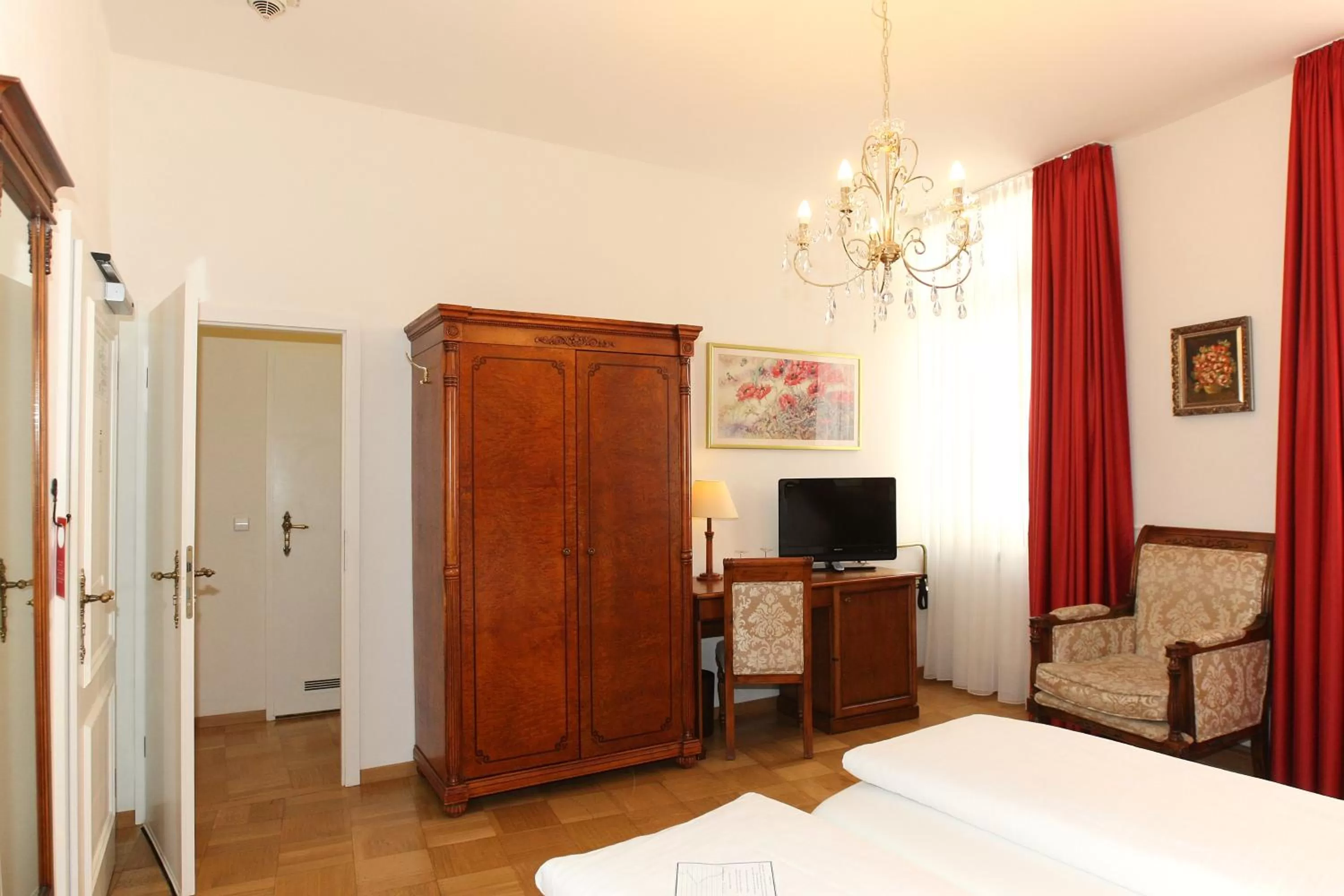 Photo of the whole room, TV/Entertainment Center in Hotel Rathausglöckel