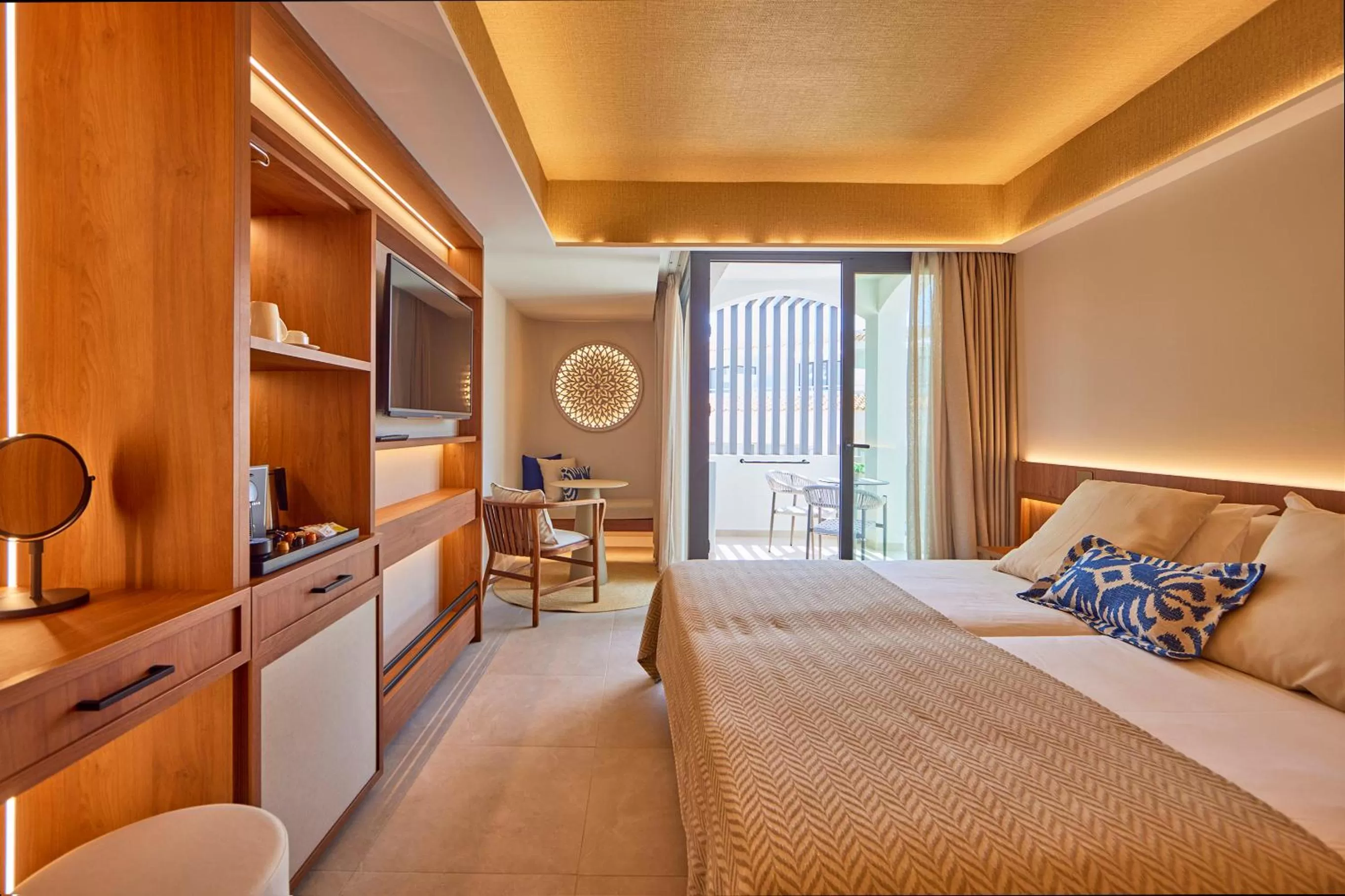 Photo of the whole room, Bed in Universal Grand León & Spa