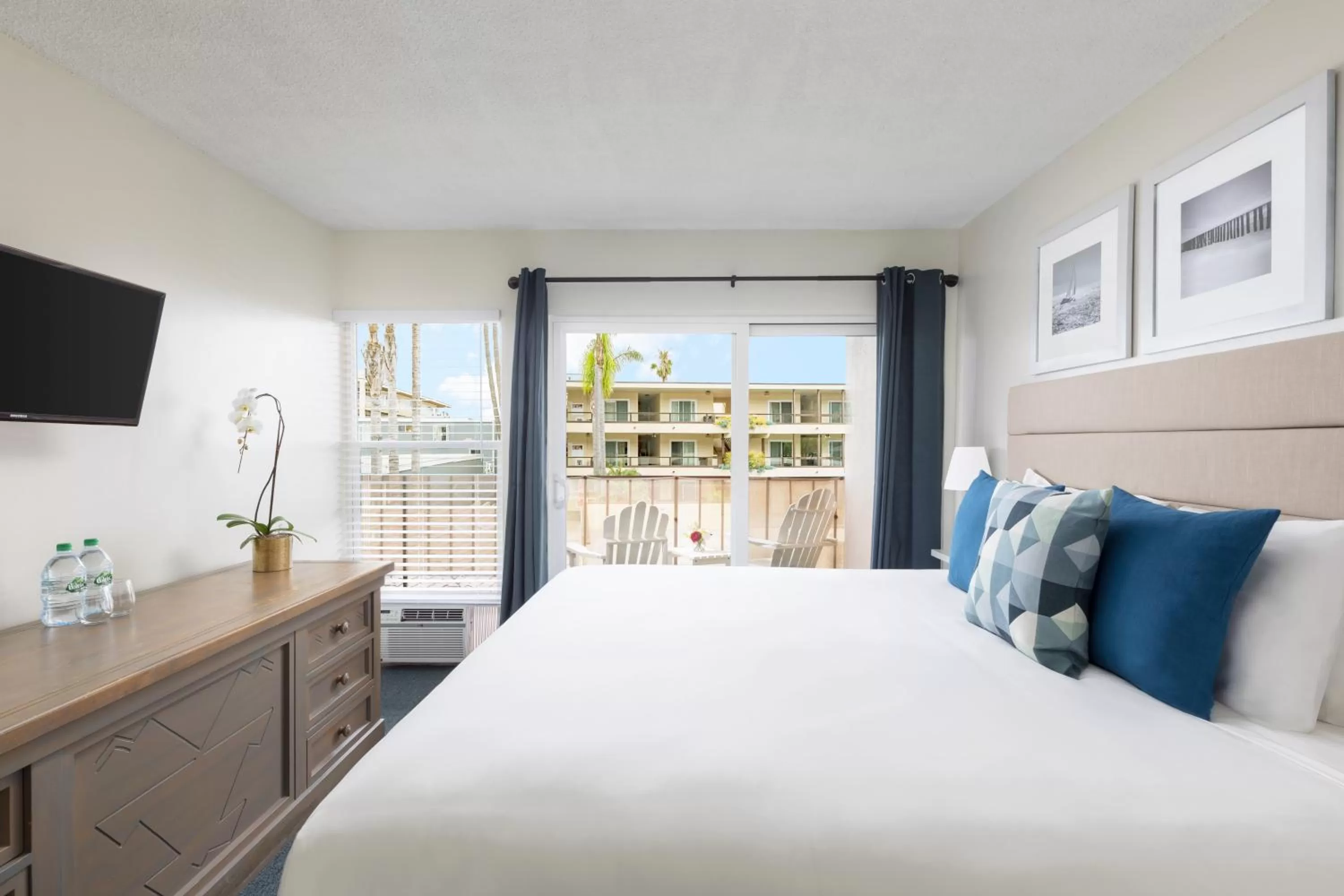 Photo of the whole room, Bed in Pacific Edge Hotel on Laguna Beach