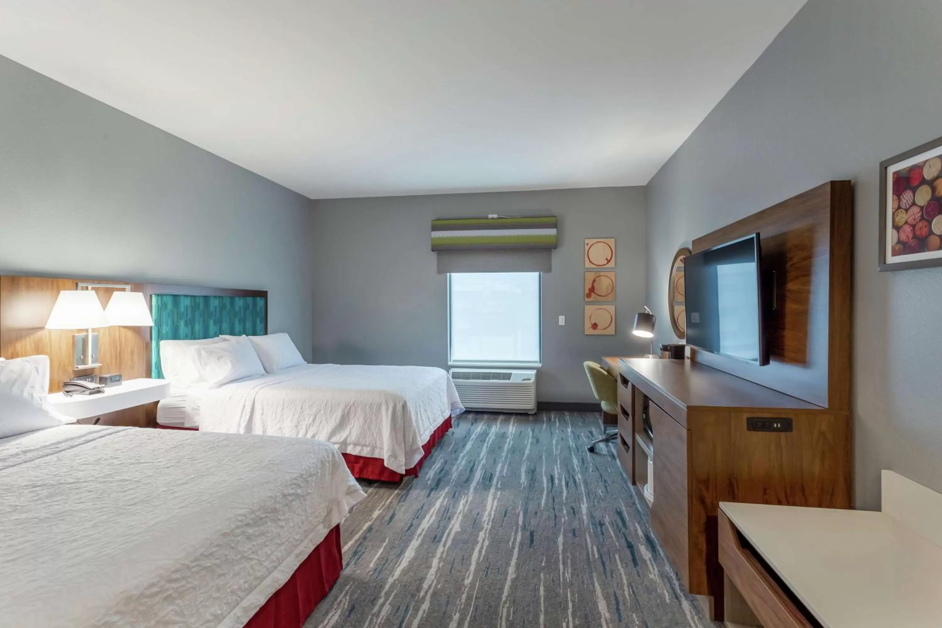 Bedroom, Bed in Hampton Inn Madison, OH