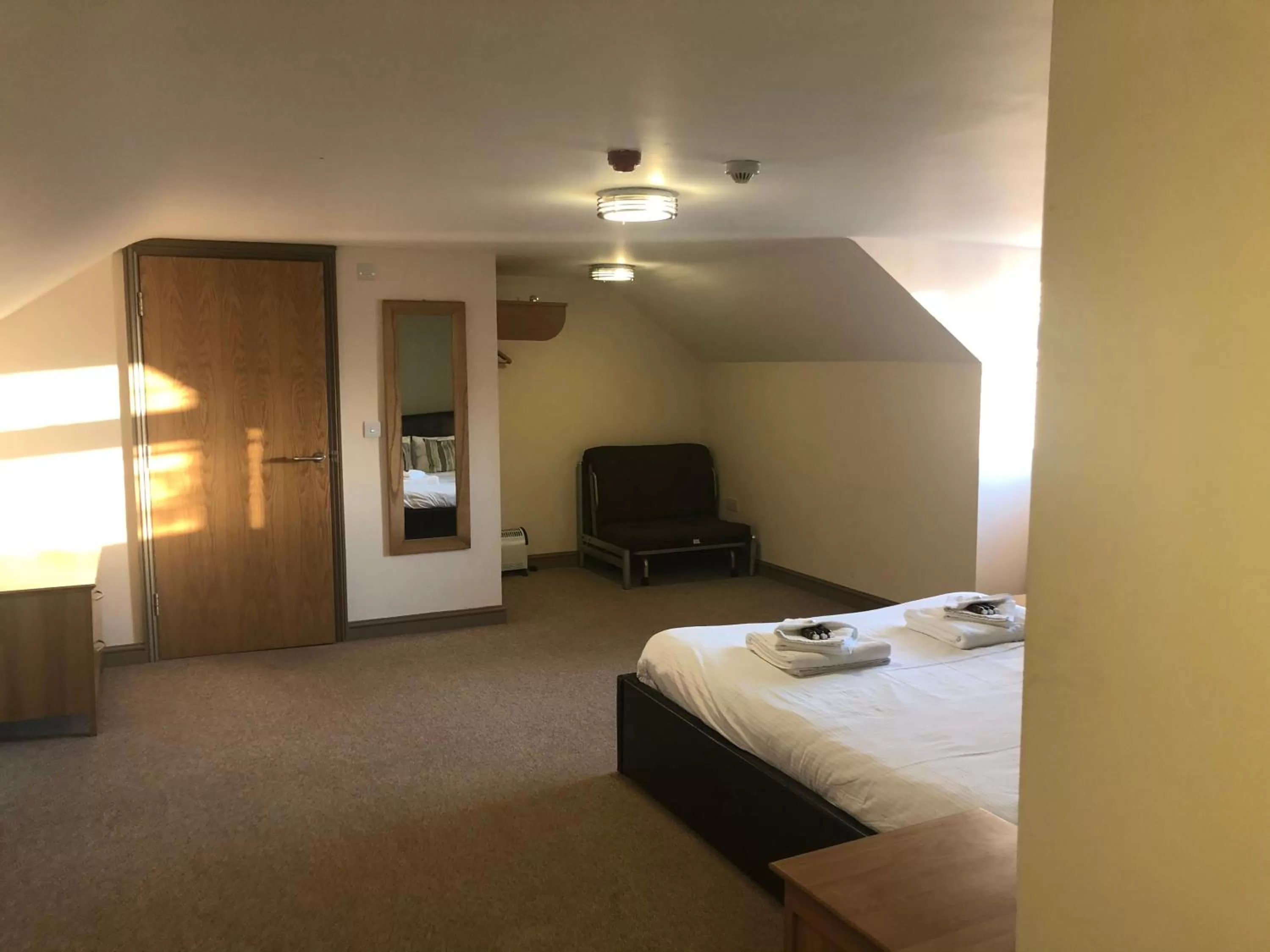 Bedroom, Bed in The Elm Tree Inn