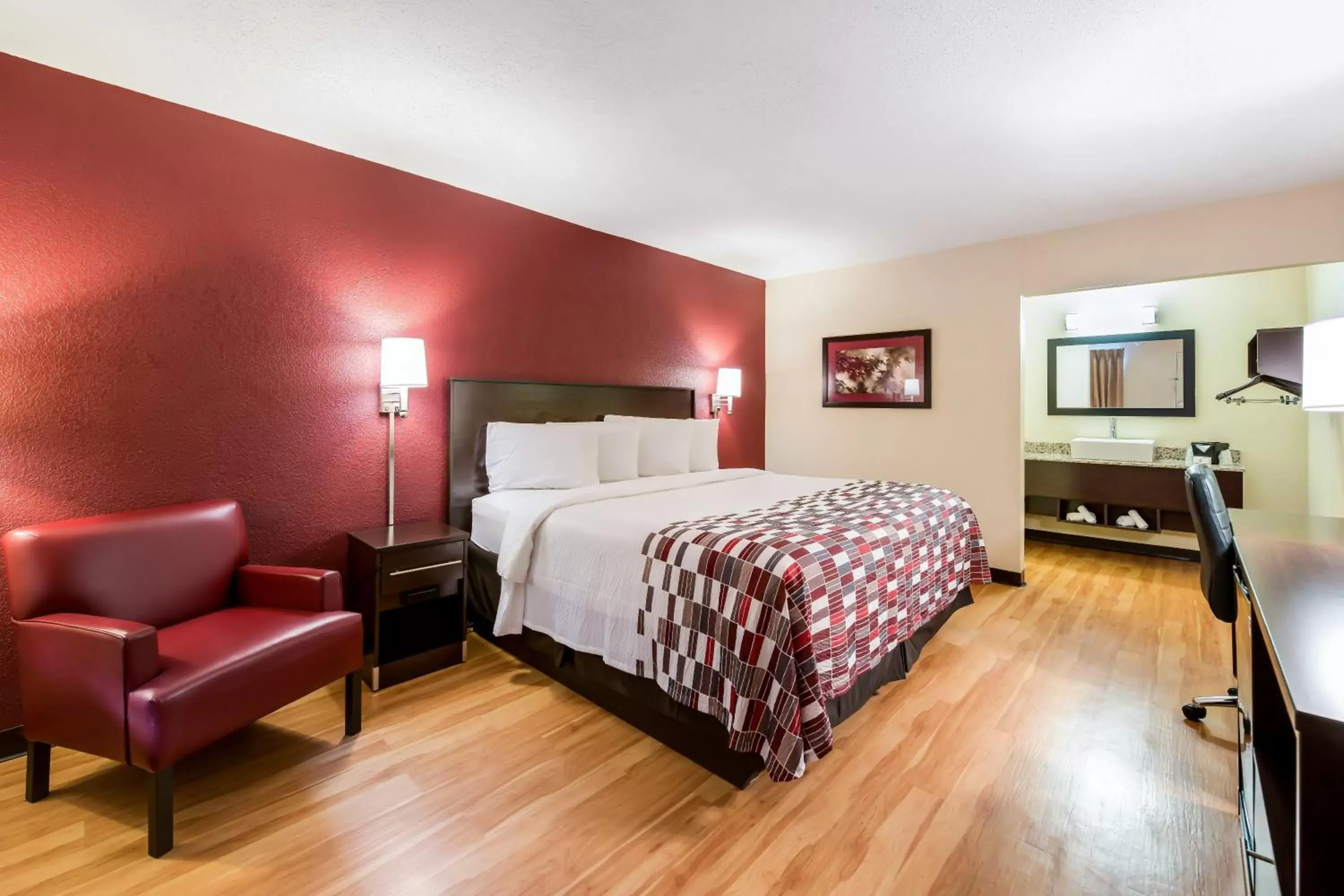 Deluxe King Room Non-Smoking in Red Roof Inn Marion, IN Deluxe King Room Non-Smoking in Red Roof Inn Marion, IN