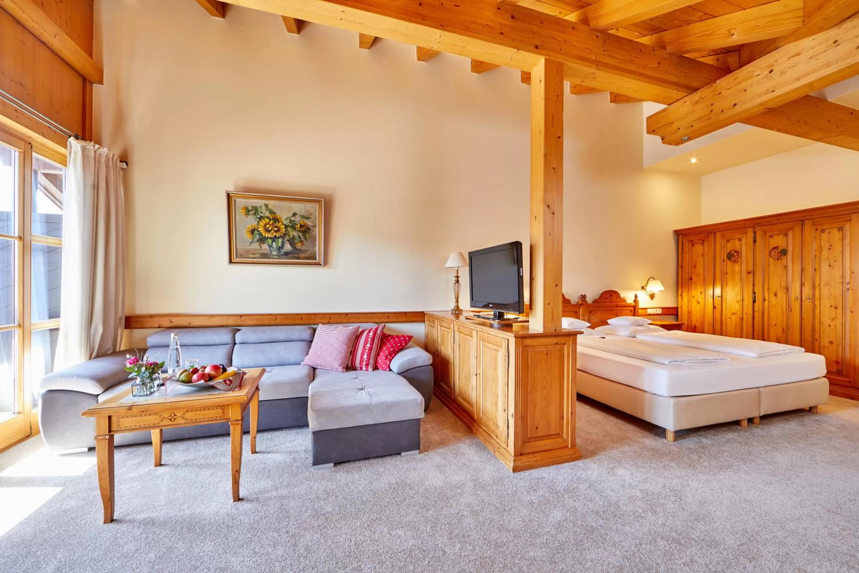 Living room, Bed in Hotel Zugspitze