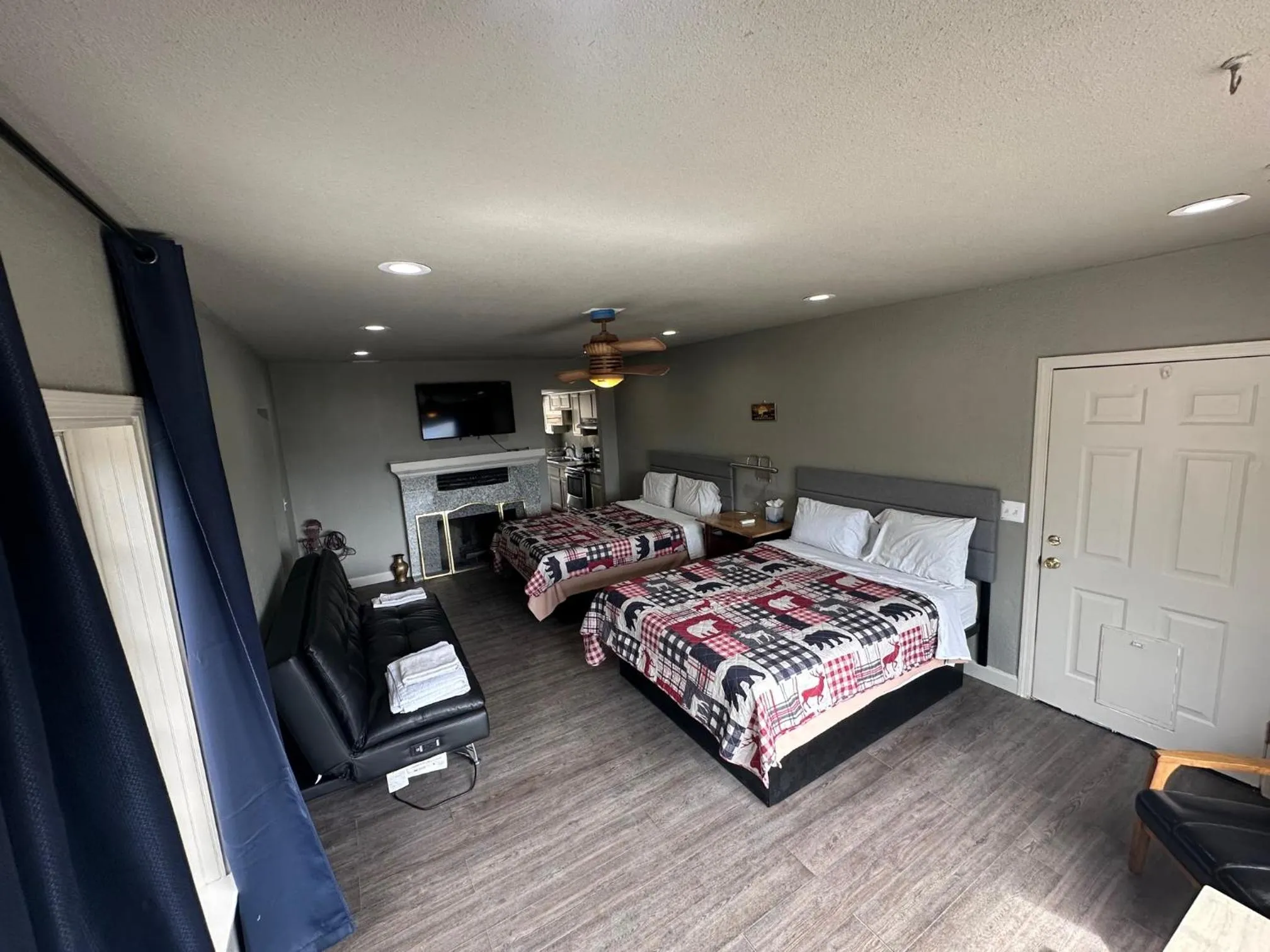 Bed in Mountain Trail Lodge and Vacation Rentals