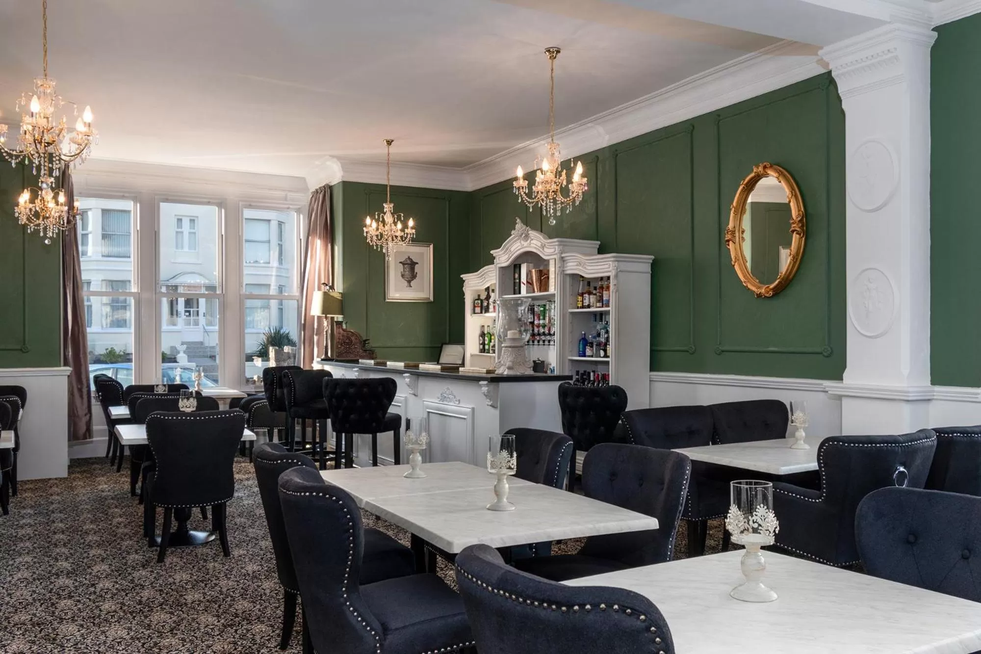 Restaurant/places to eat in Lansdowne House with Private Car Park