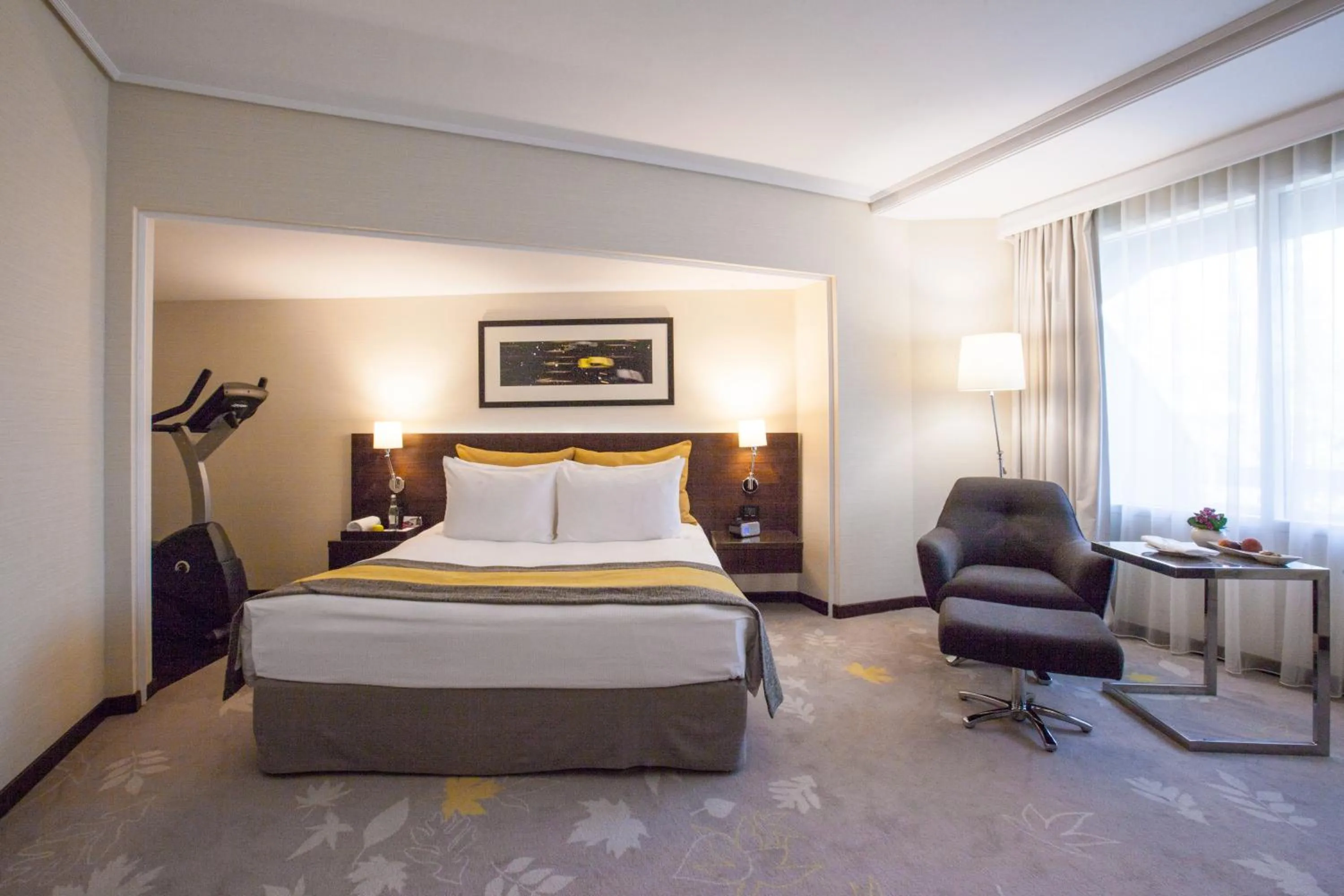 Coffee/tea facilities, Bed in Crowne Plaza Bucharest by IHG