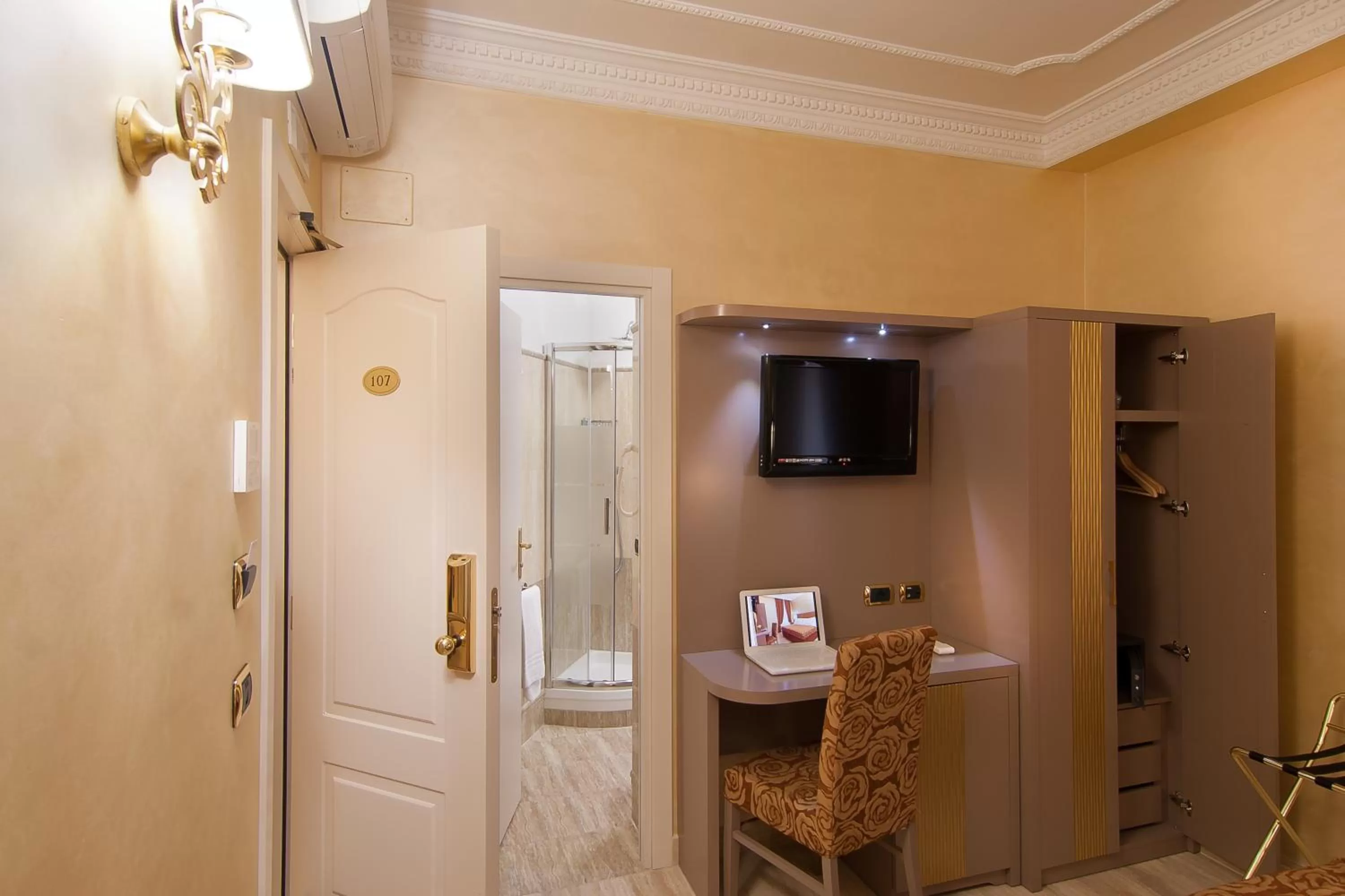 TV and multimedia in Hotel Fellini a Fontana di Trevi