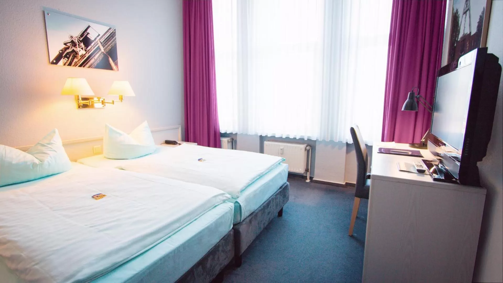 Photo of the whole room, Bed in Excelsior Bochum