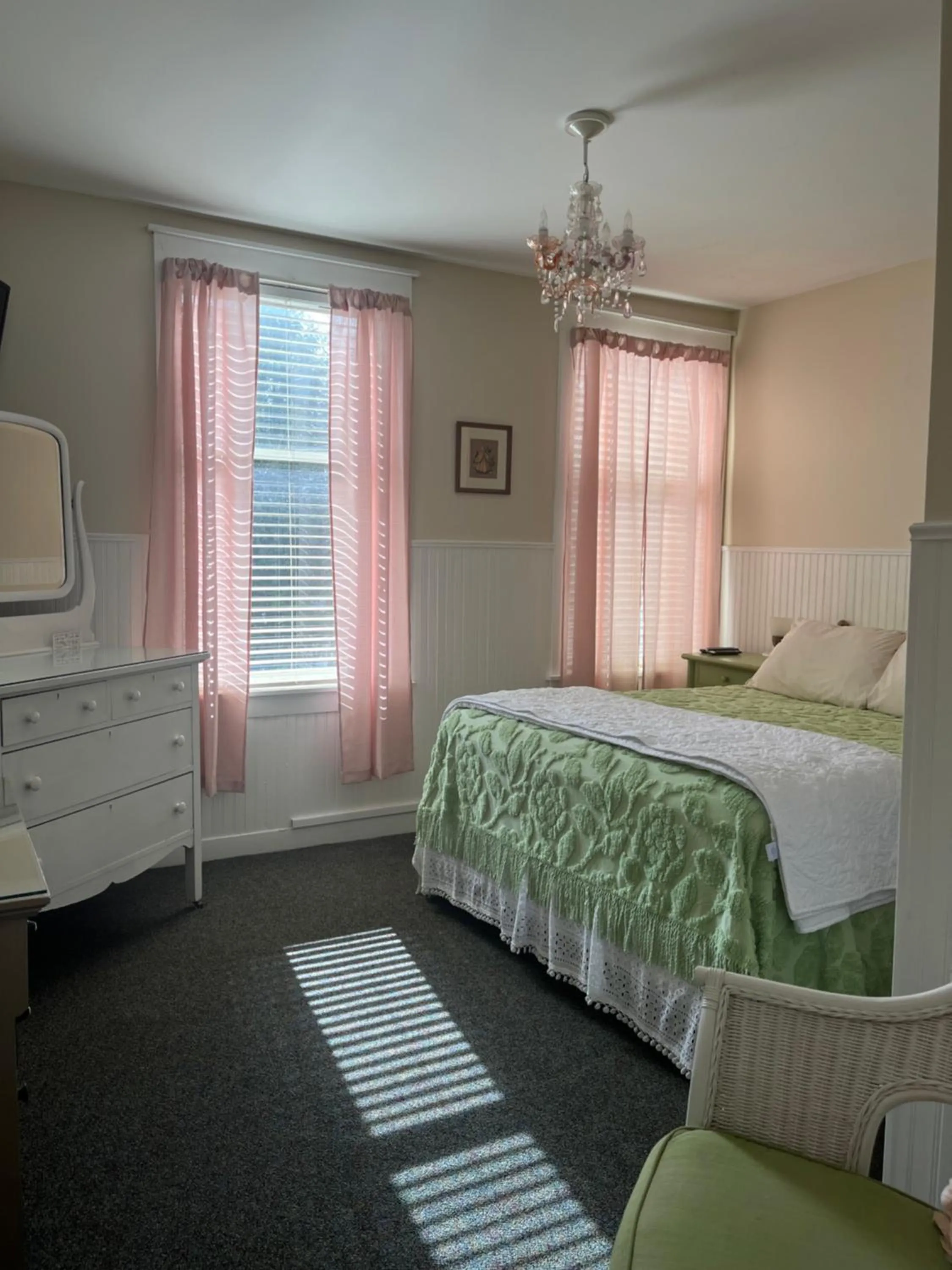 Photo of the whole room, Bed in Terrace Inn and 1911 Restaurant