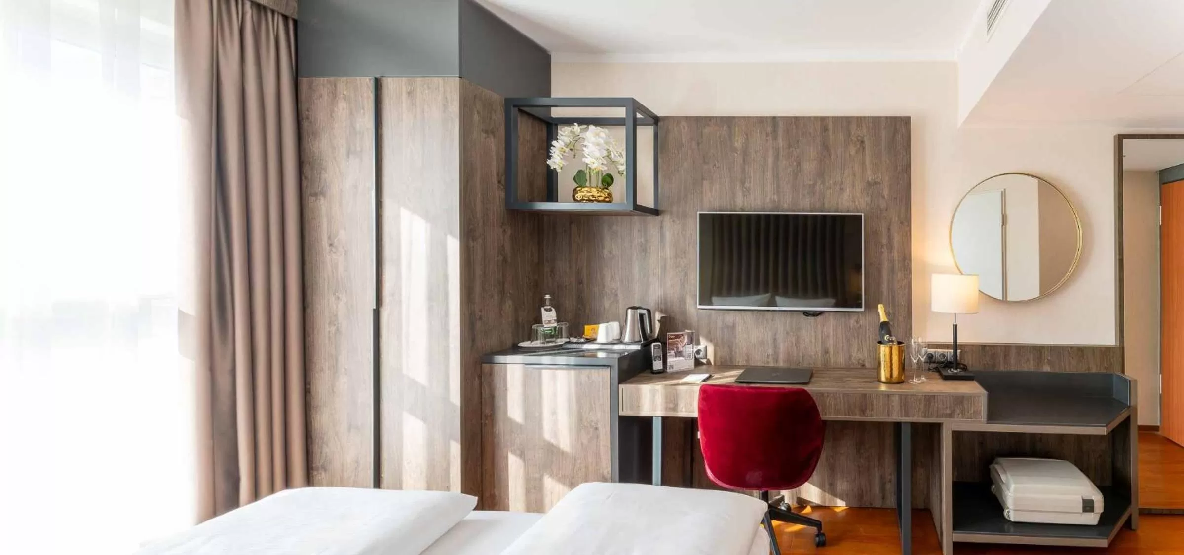 TV and multimedia, Bed in PLAZA Premium Karlsruhe