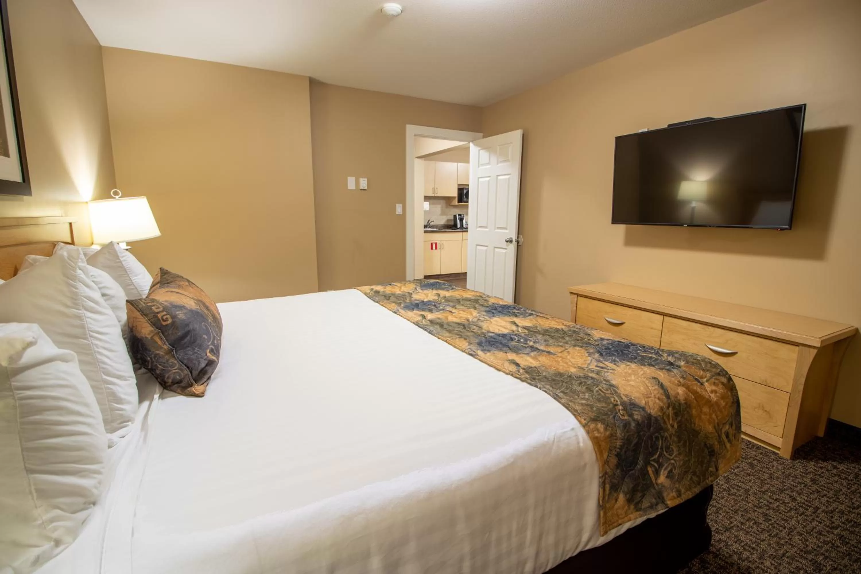 TV and multimedia, Bed in BCMInns - Fort McMurray - Rusty's