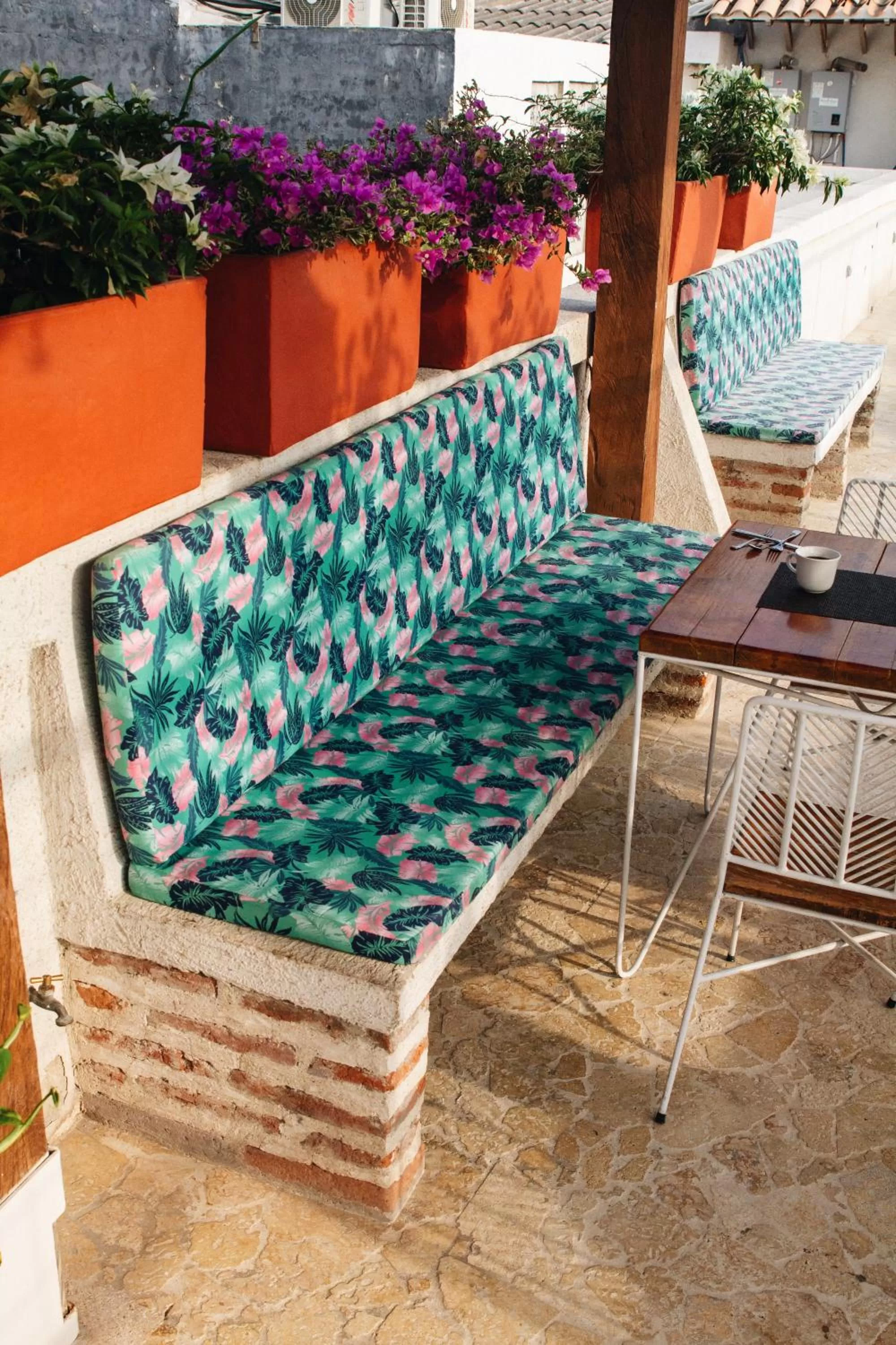 Seating area in Soy Local Insignia