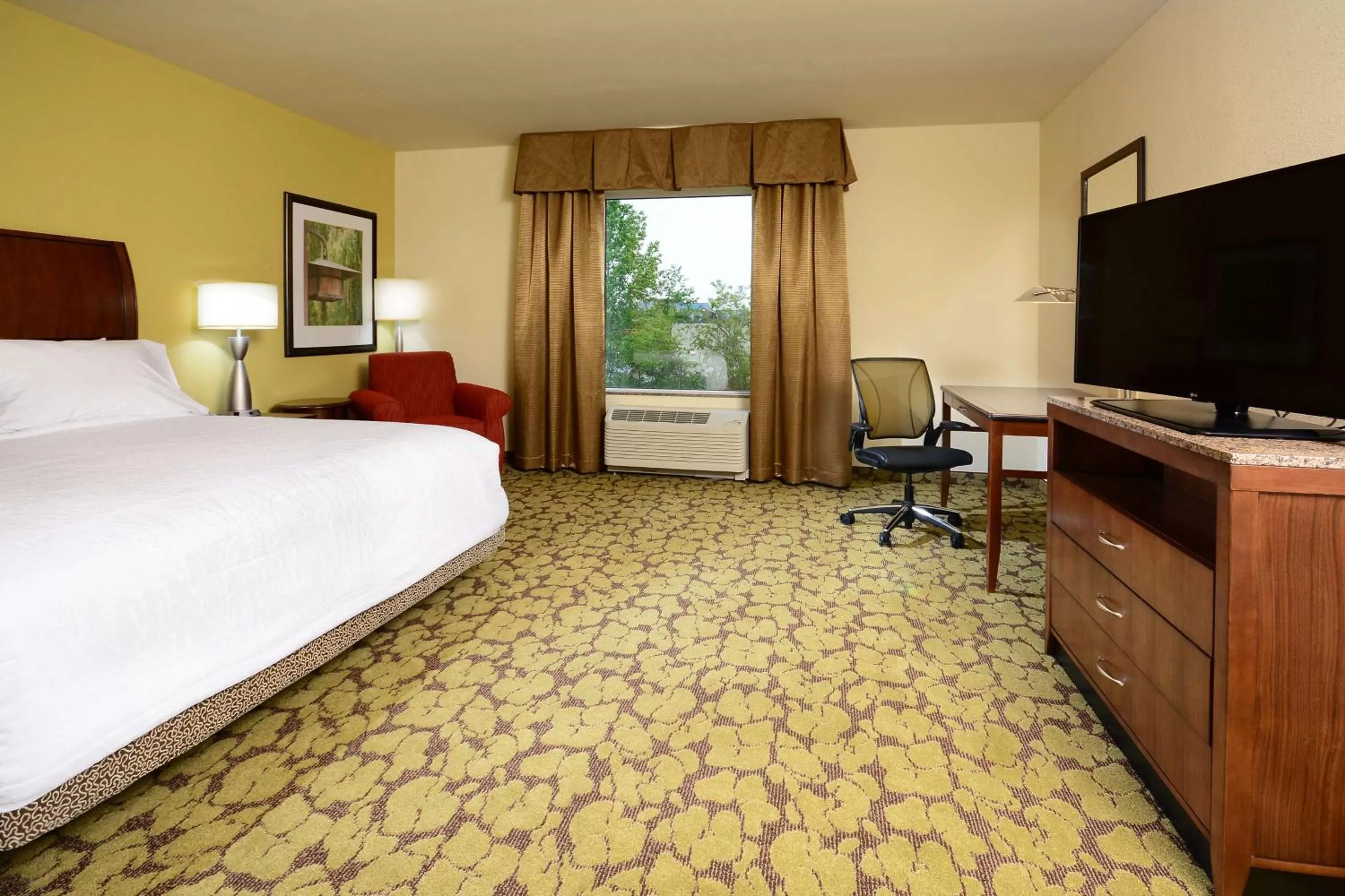 Bedroom, Bed in Hilton Garden Inn Greensboro Airport