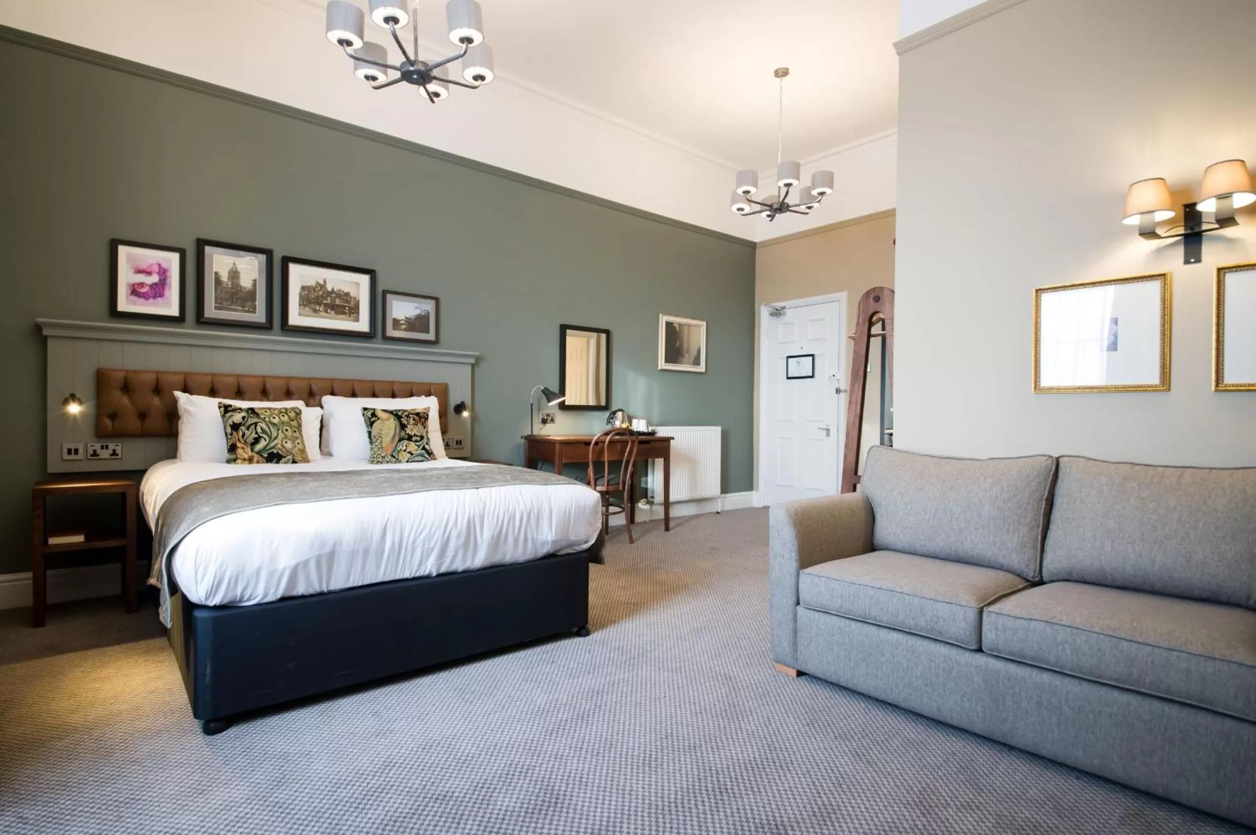 Photo of the whole room, Bed in The Cheshire Cat by Innkeeper's Collection