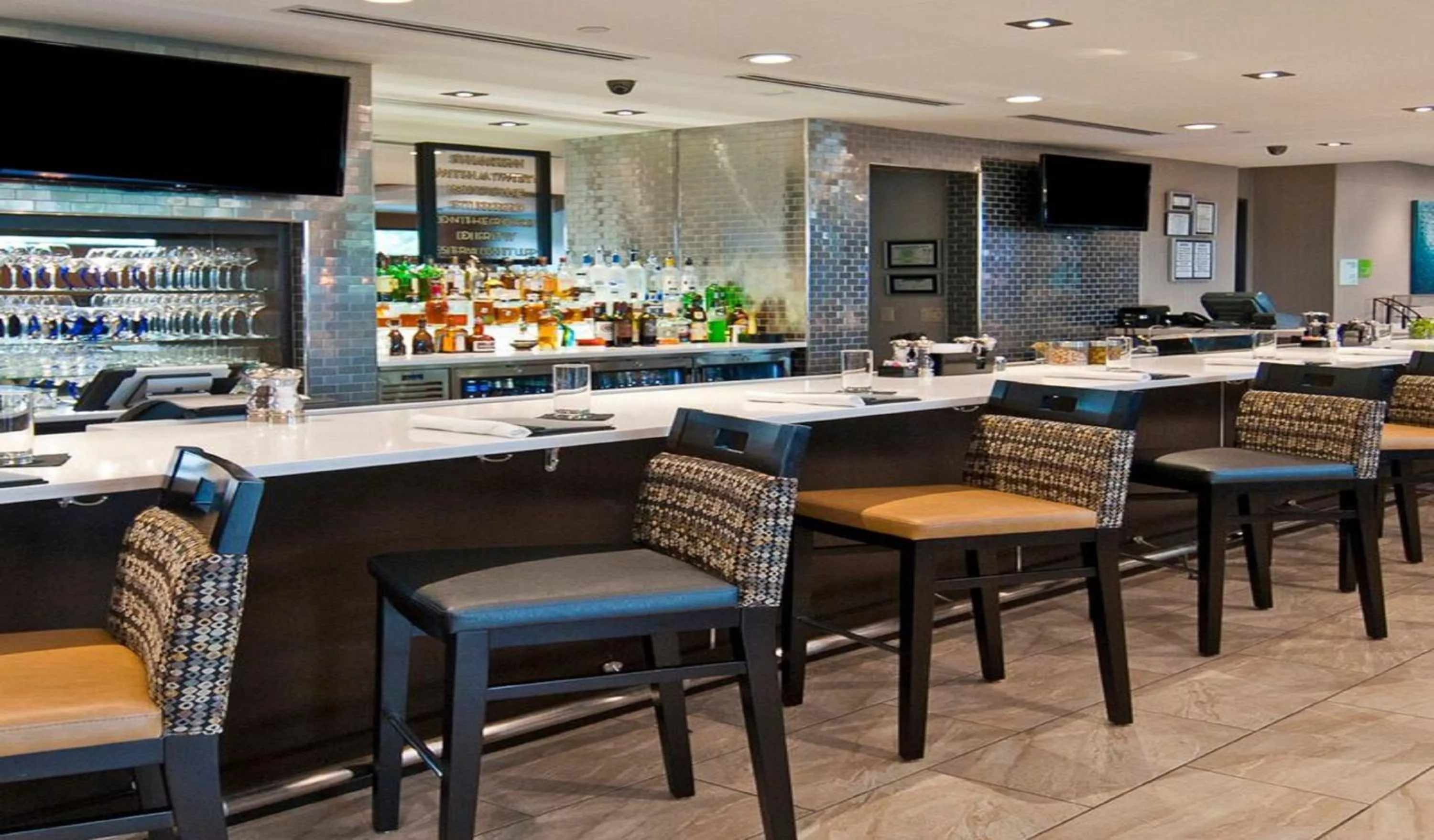 Lounge or bar in Holiday Inn Austin Airport by IHG