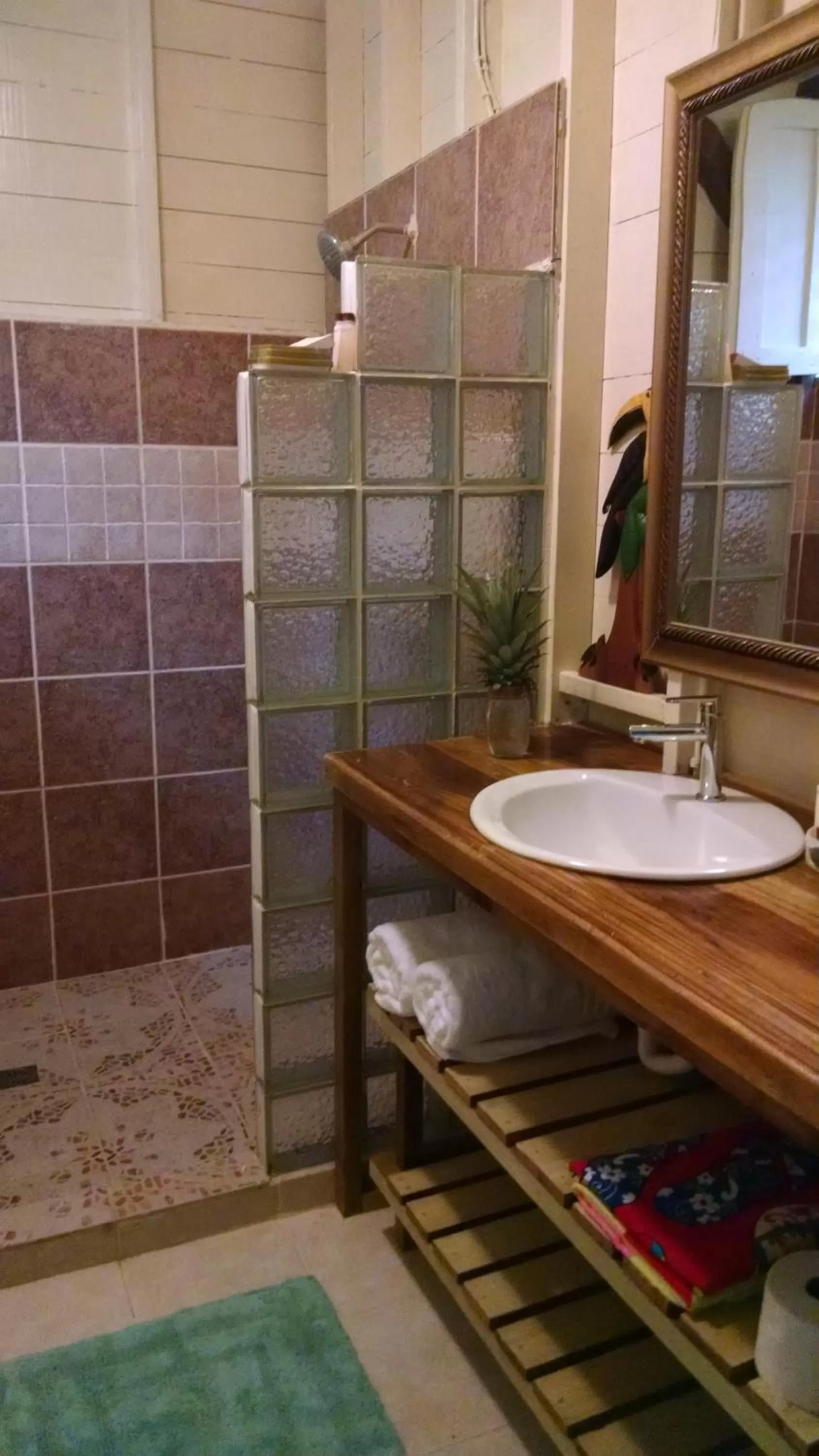 Bathroom in Surf Break at Paunch