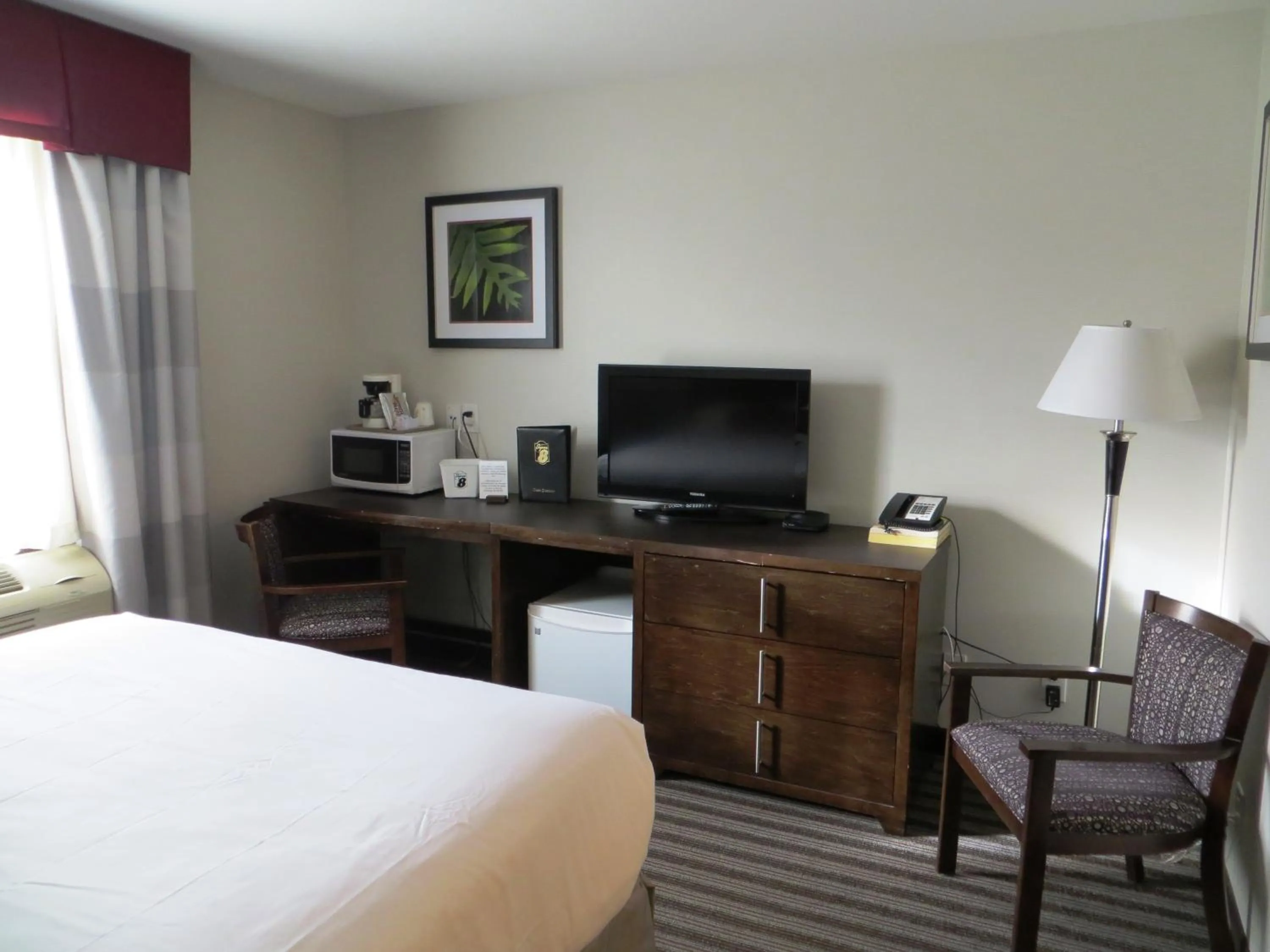Bedroom, Bed in Super 8 by Wyndham Saskatoon Near Downtown