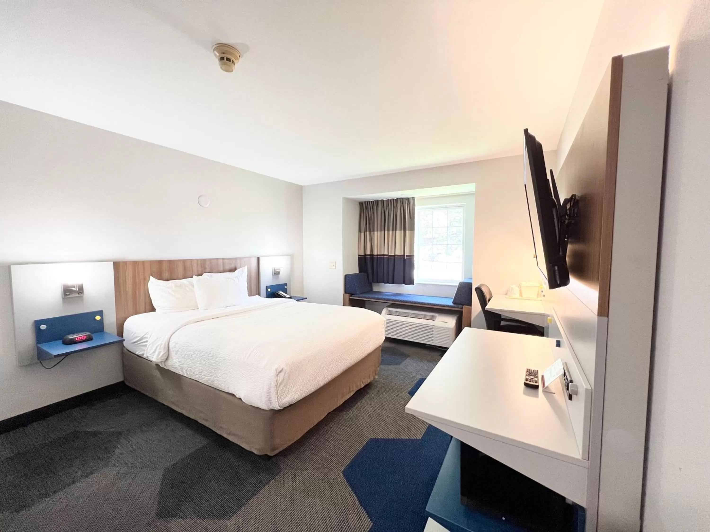 Queen Room - Mobility Access/Non-Smoking in Microtel Inn by Wyndham Janesville