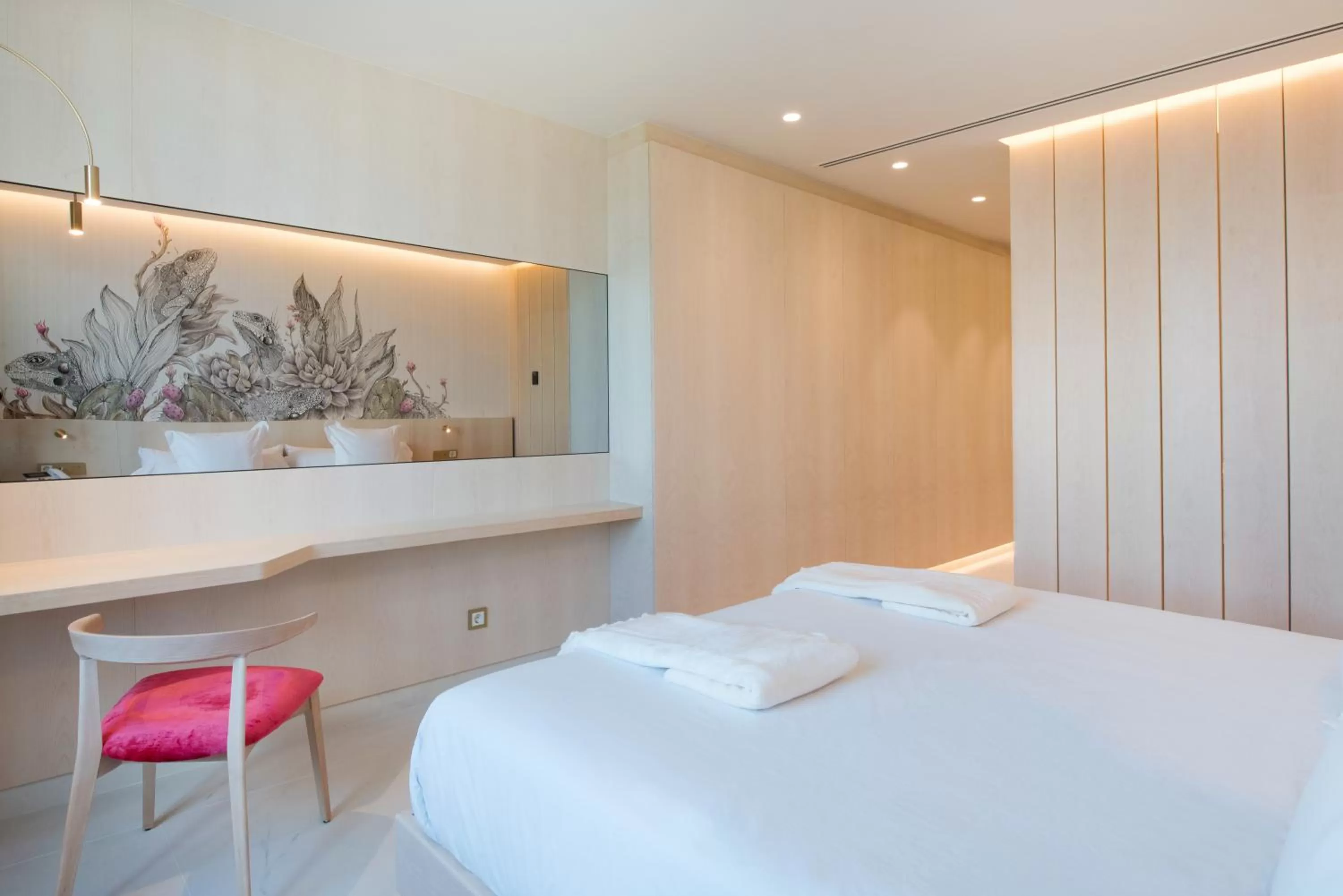 Photo of the whole room, Bed in Iberostar Selection Paseo de Gracia 4 Sup