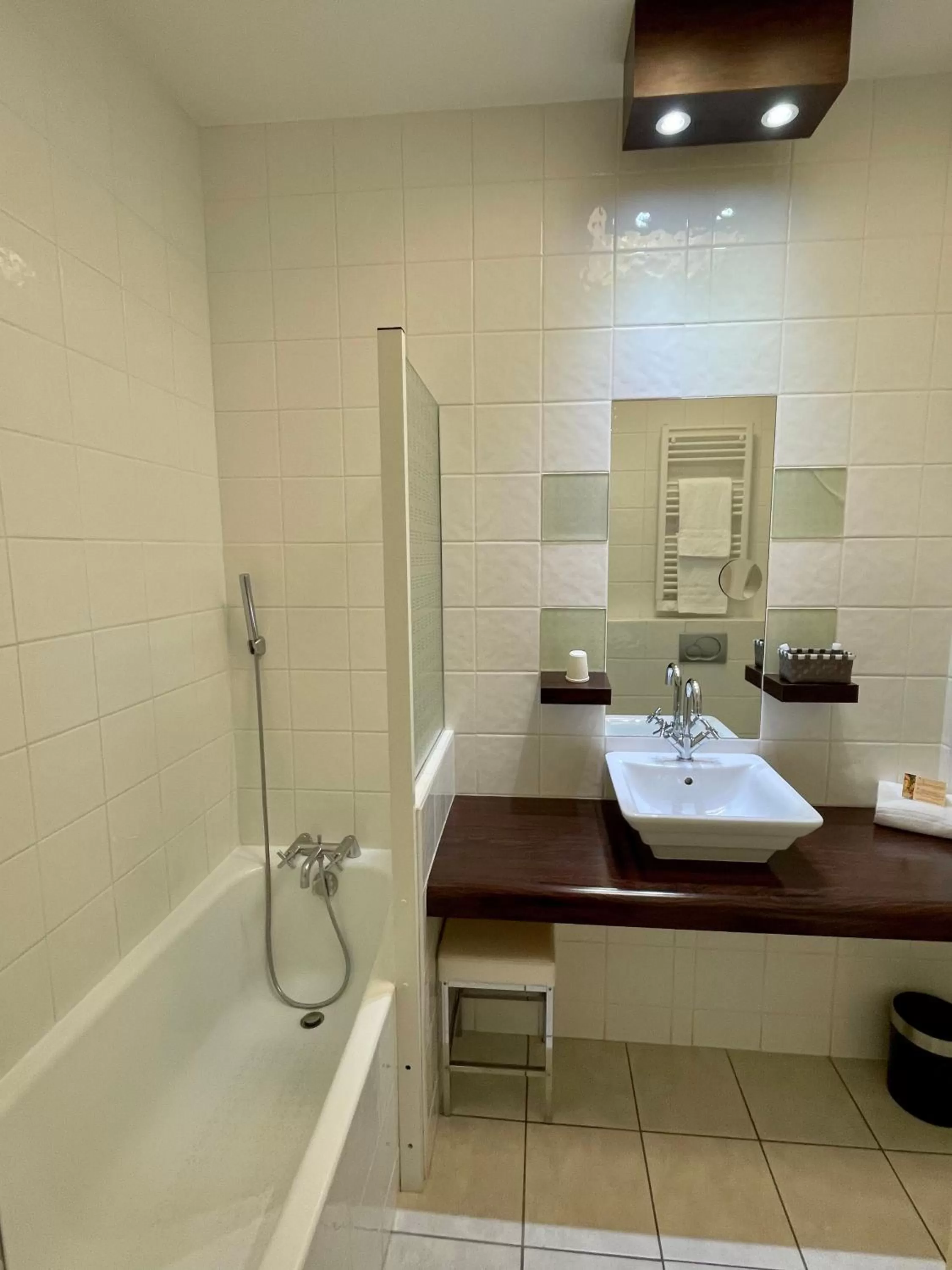 Bathroom in Hôtel Au Logis des Remparts