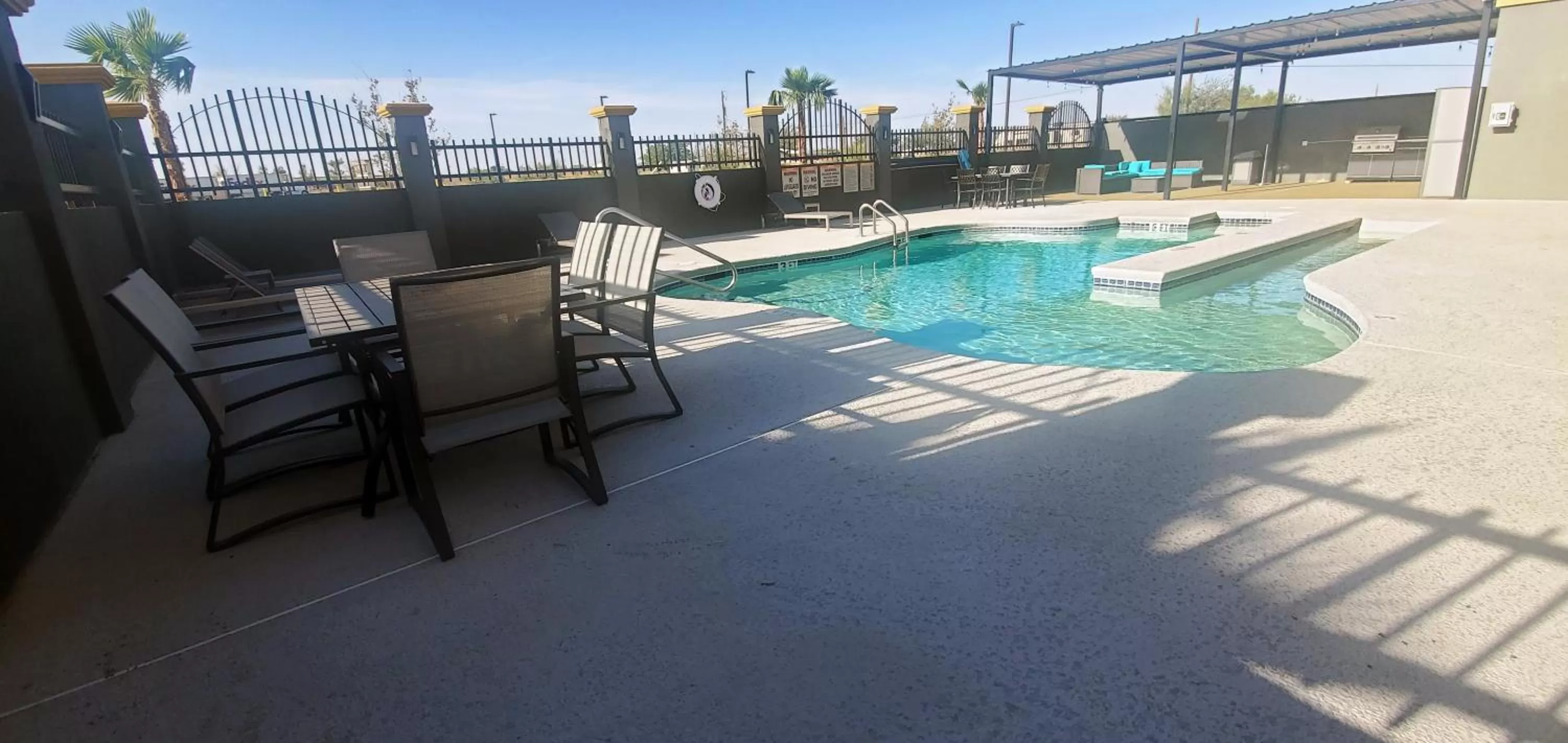 Swimming pool in La Quinta Inn & Suites by Wyndham Fort Stockton Northeast